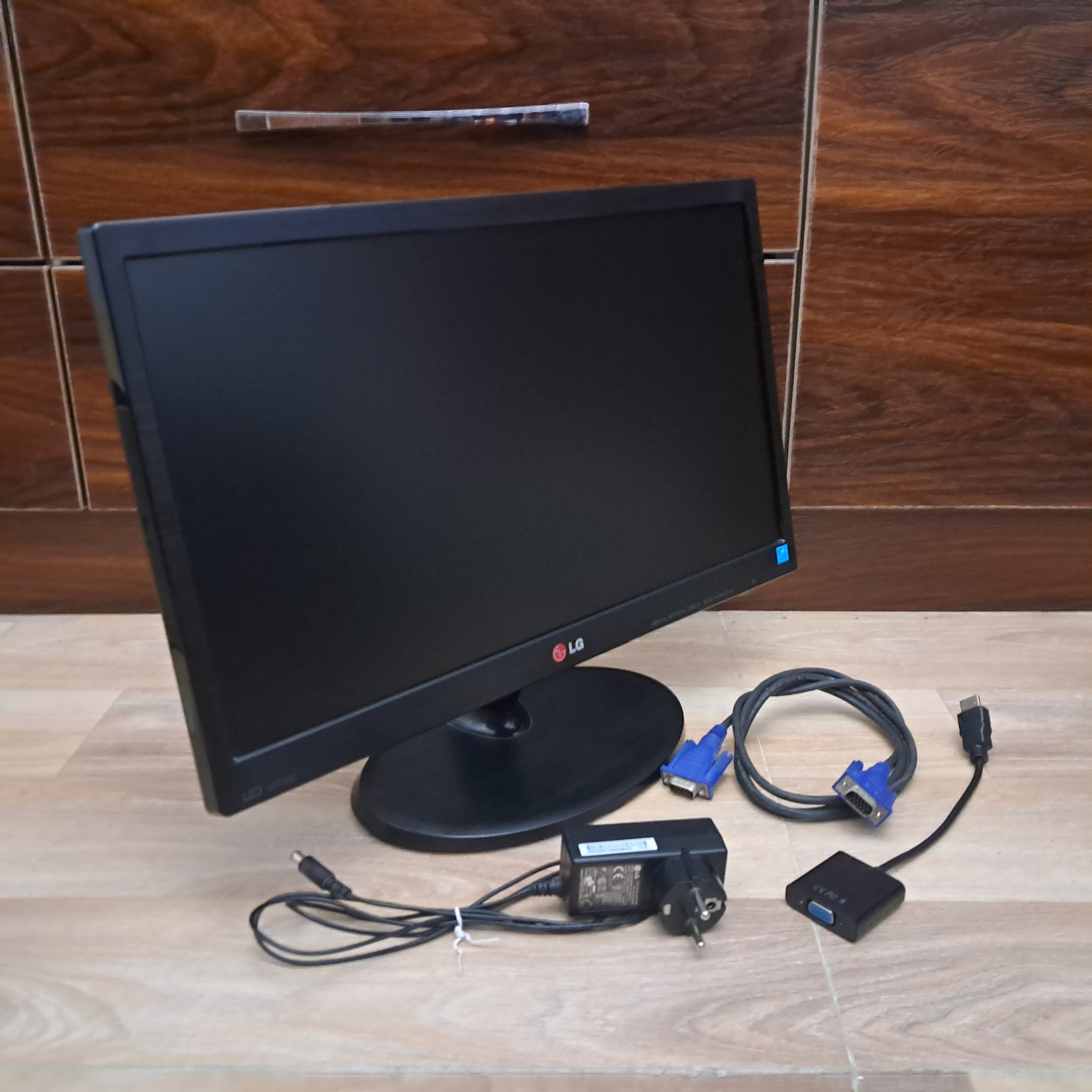 مانیتور LG 20EN32S به همراه آدابتور و کابل تصویر