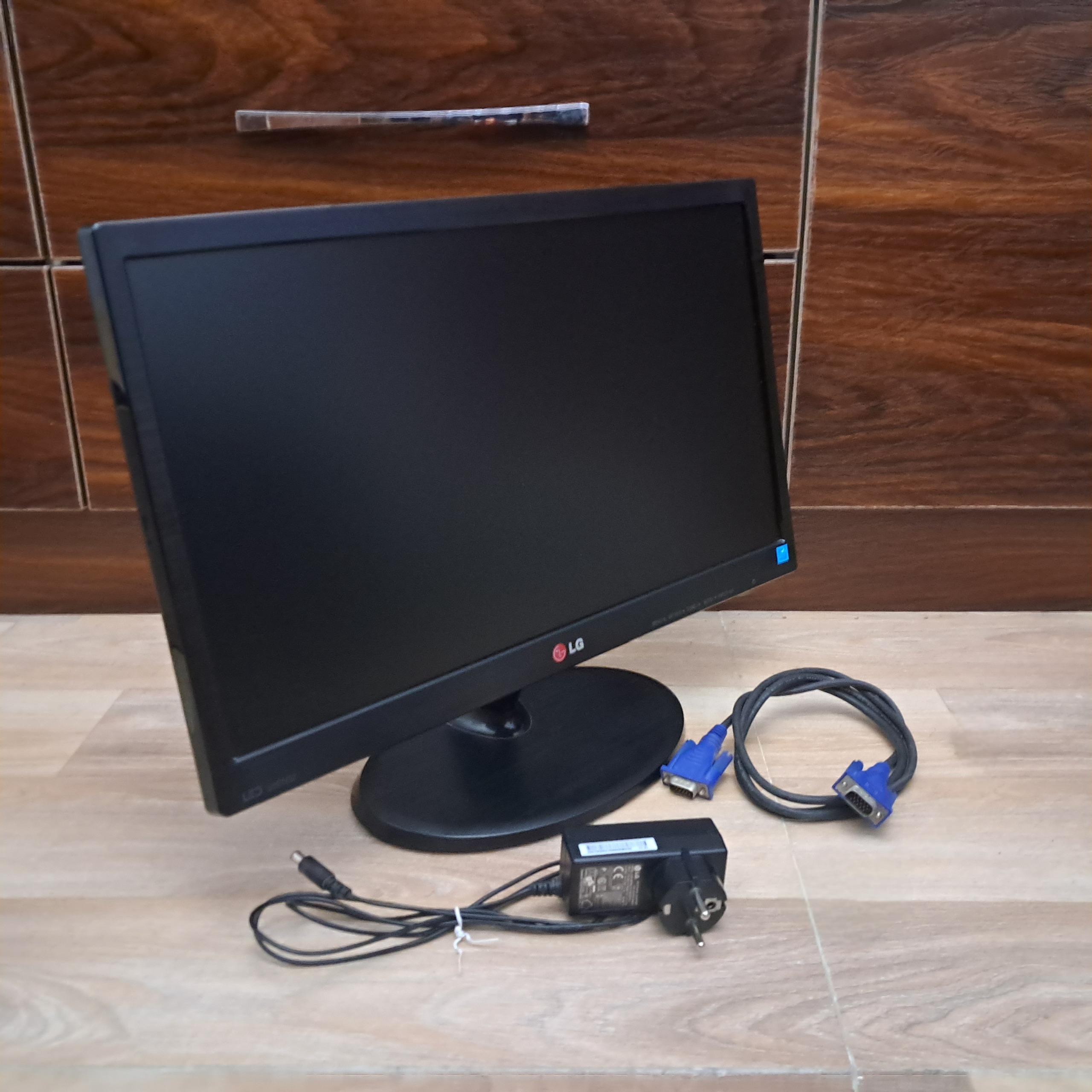 مانیتور LG 20EN32S به همراه آداپتور و کابل تصویر