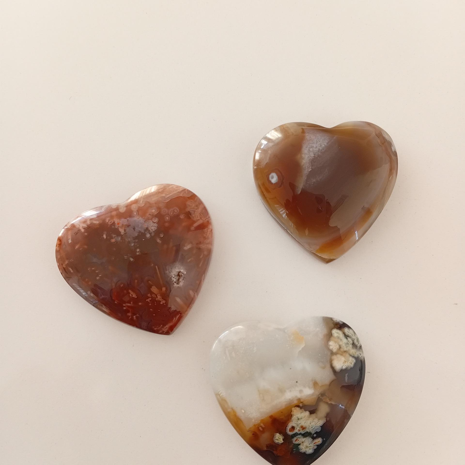 نگین عقیق قلبی(یک نگین ترک دارد)