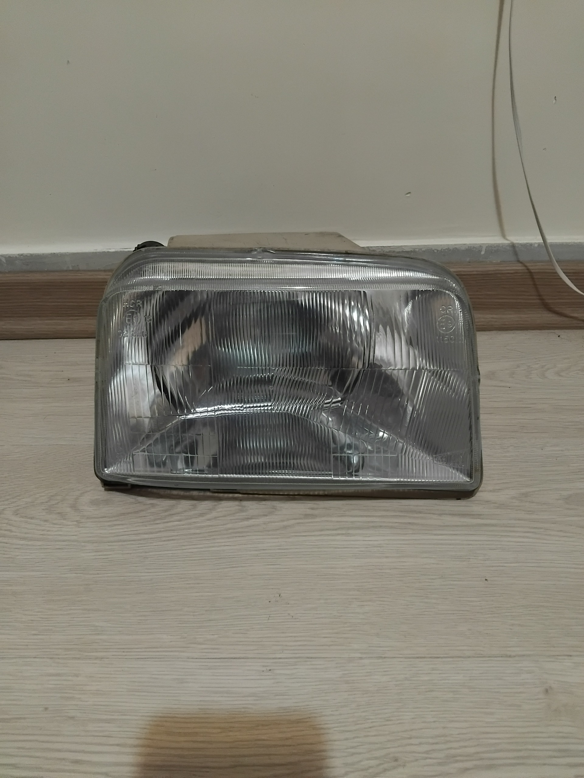 چراغ جلو ماشین