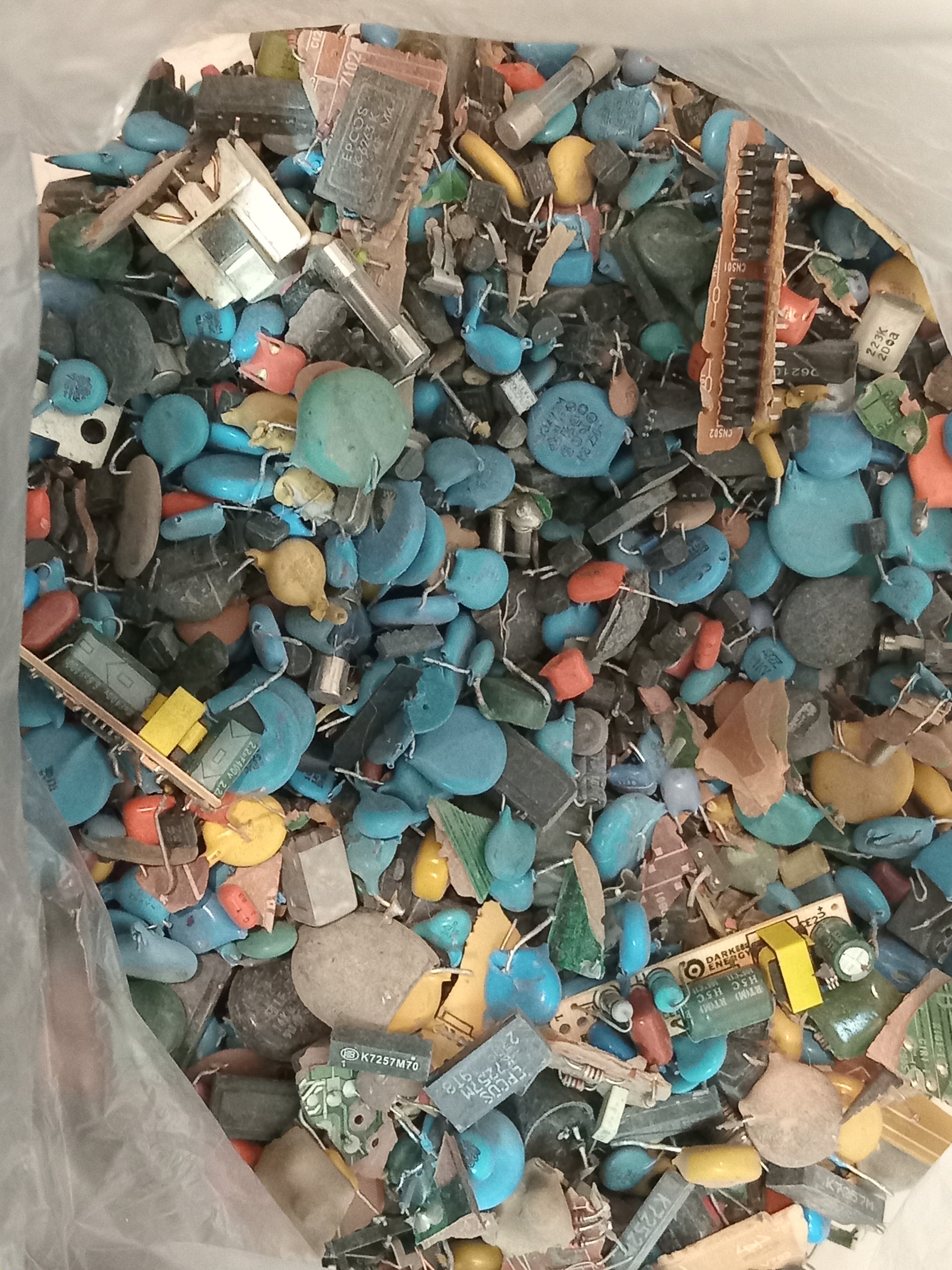 3200 کیلو گرم قطعات الکترونیکی( معیوب )