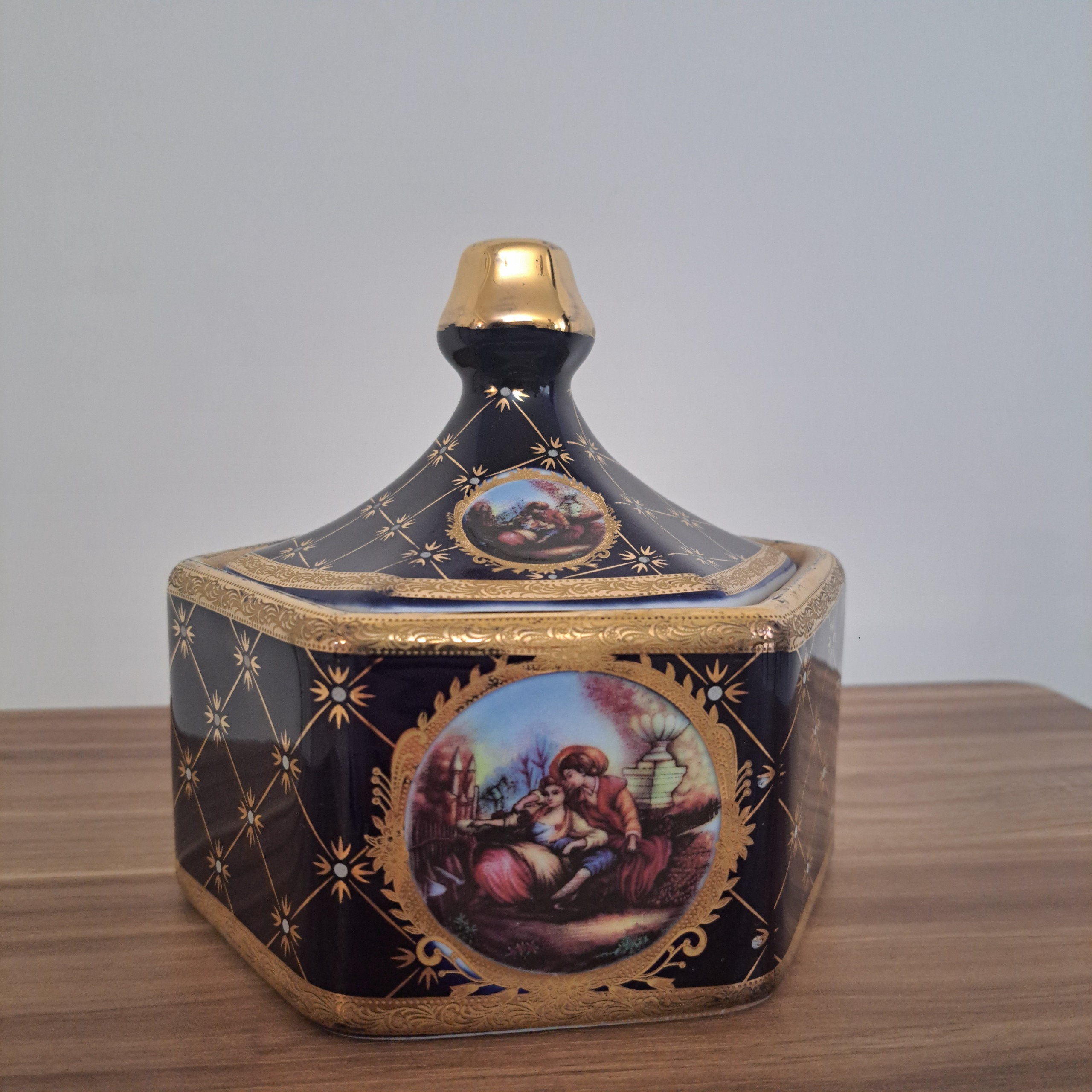 شکلات خوری سرمه ای درب دار