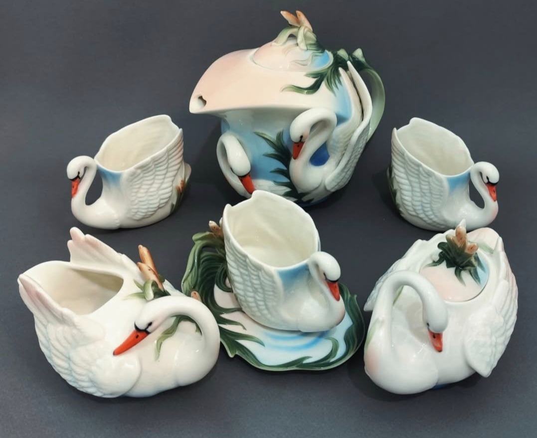 سرویس چایخوری طرح قو نایاب سالم و نو