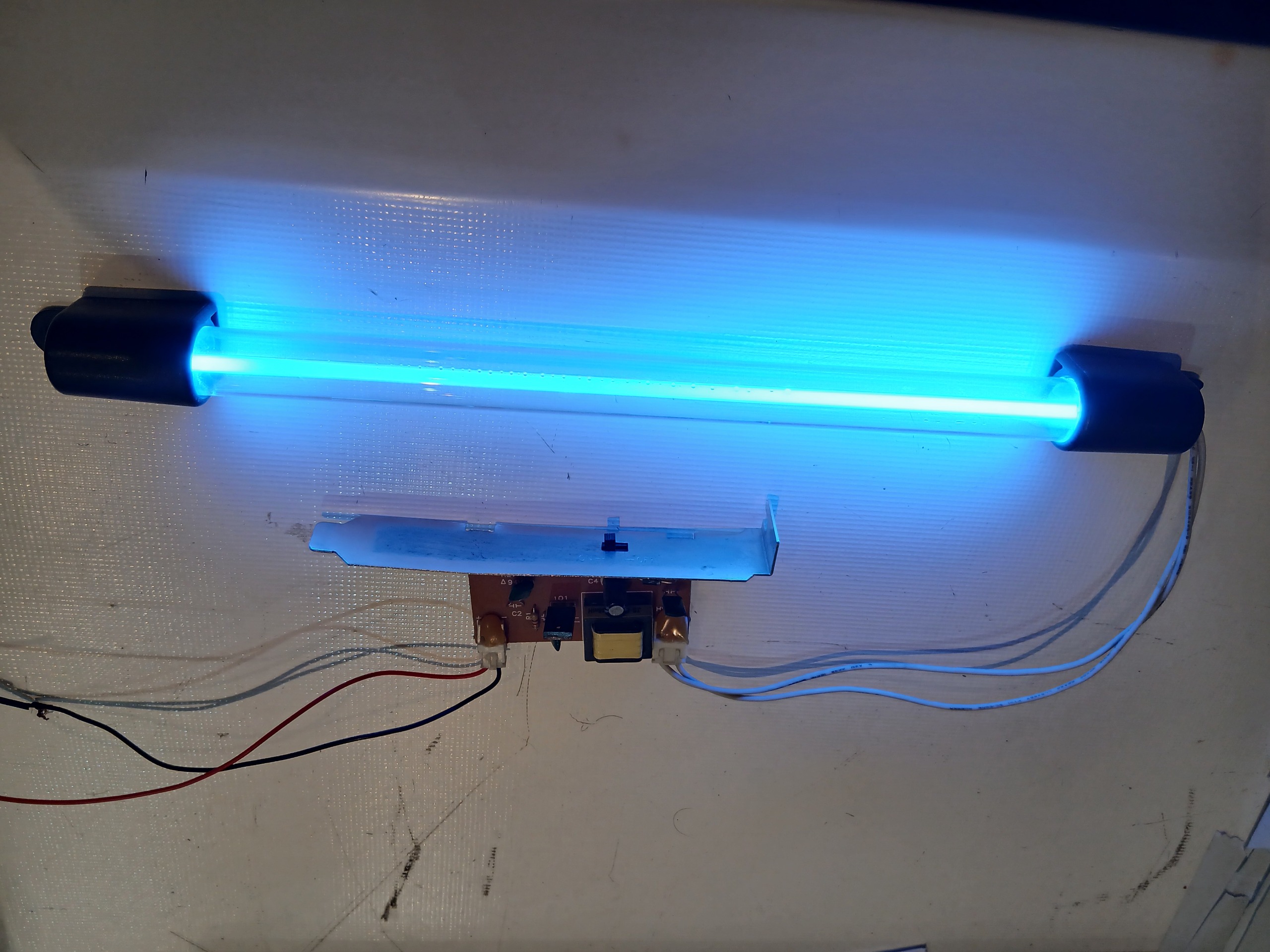 لامپ فلورسنت همراه با برد درایور 12 تا 24 ولت