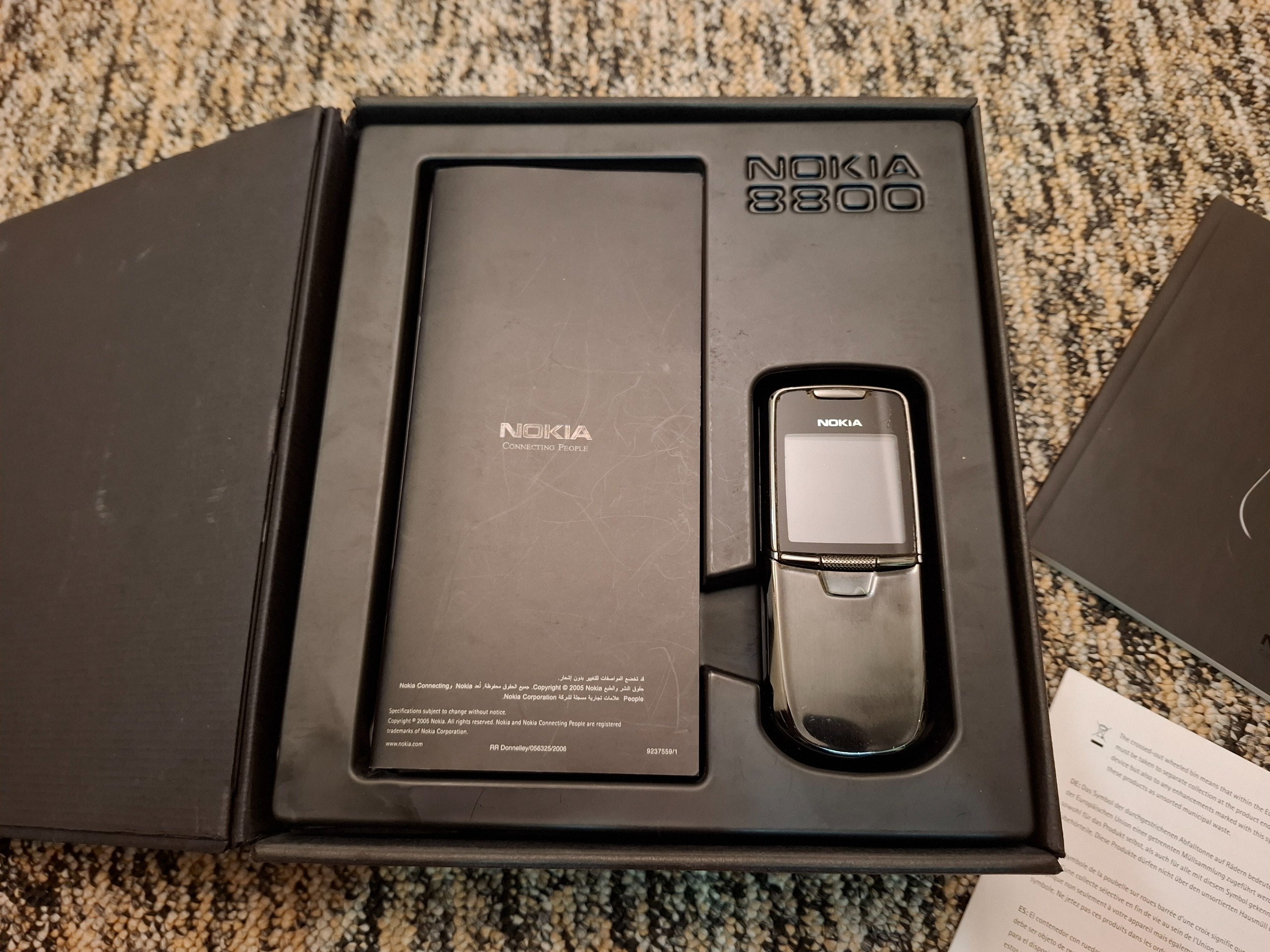 گوشی موبایل نوکیا 8800 با جعبه پایه شارژر هندزفری