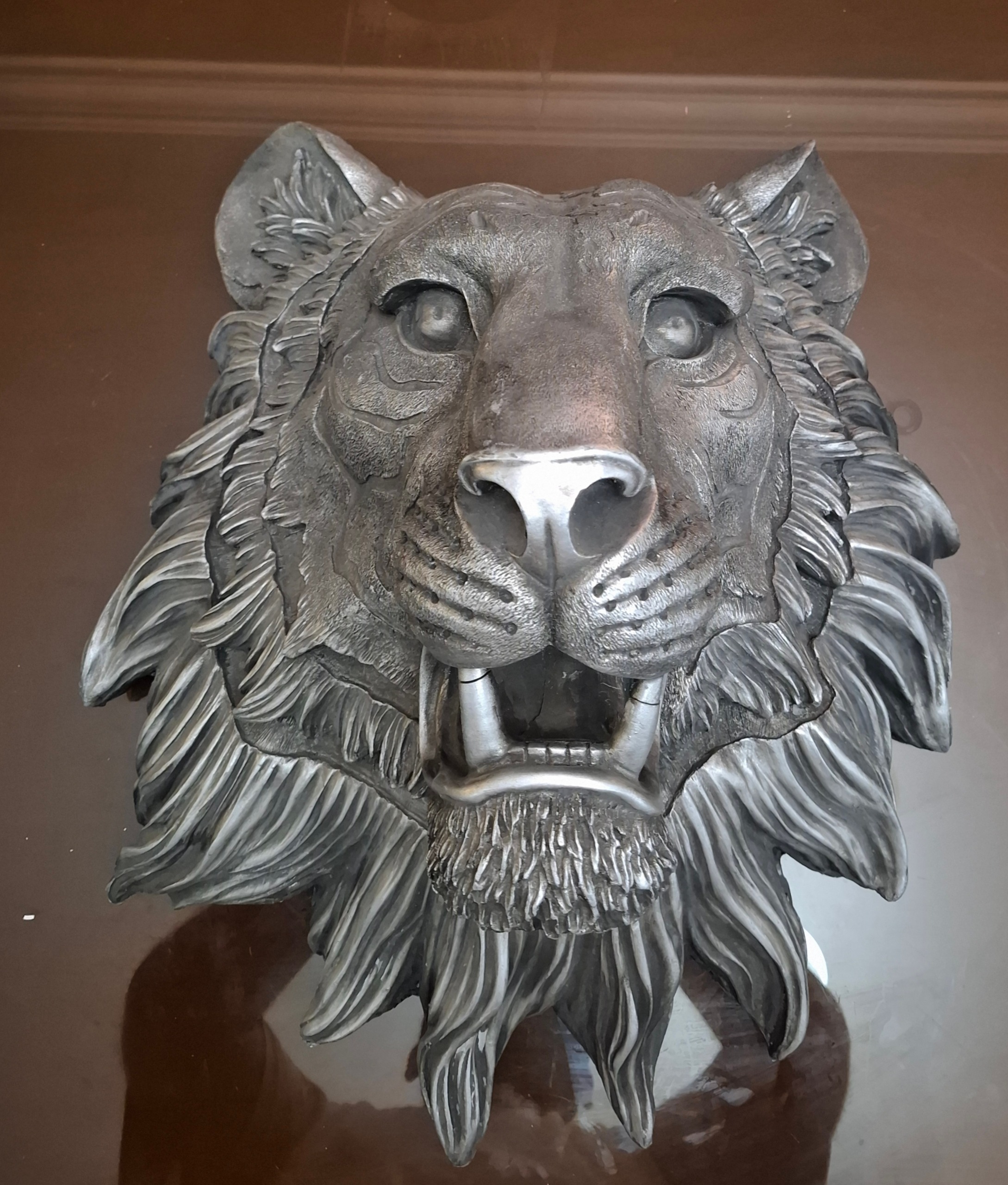 دیوارکوب بزرگ طرح صورت شیر یا سر شیر پلی استر