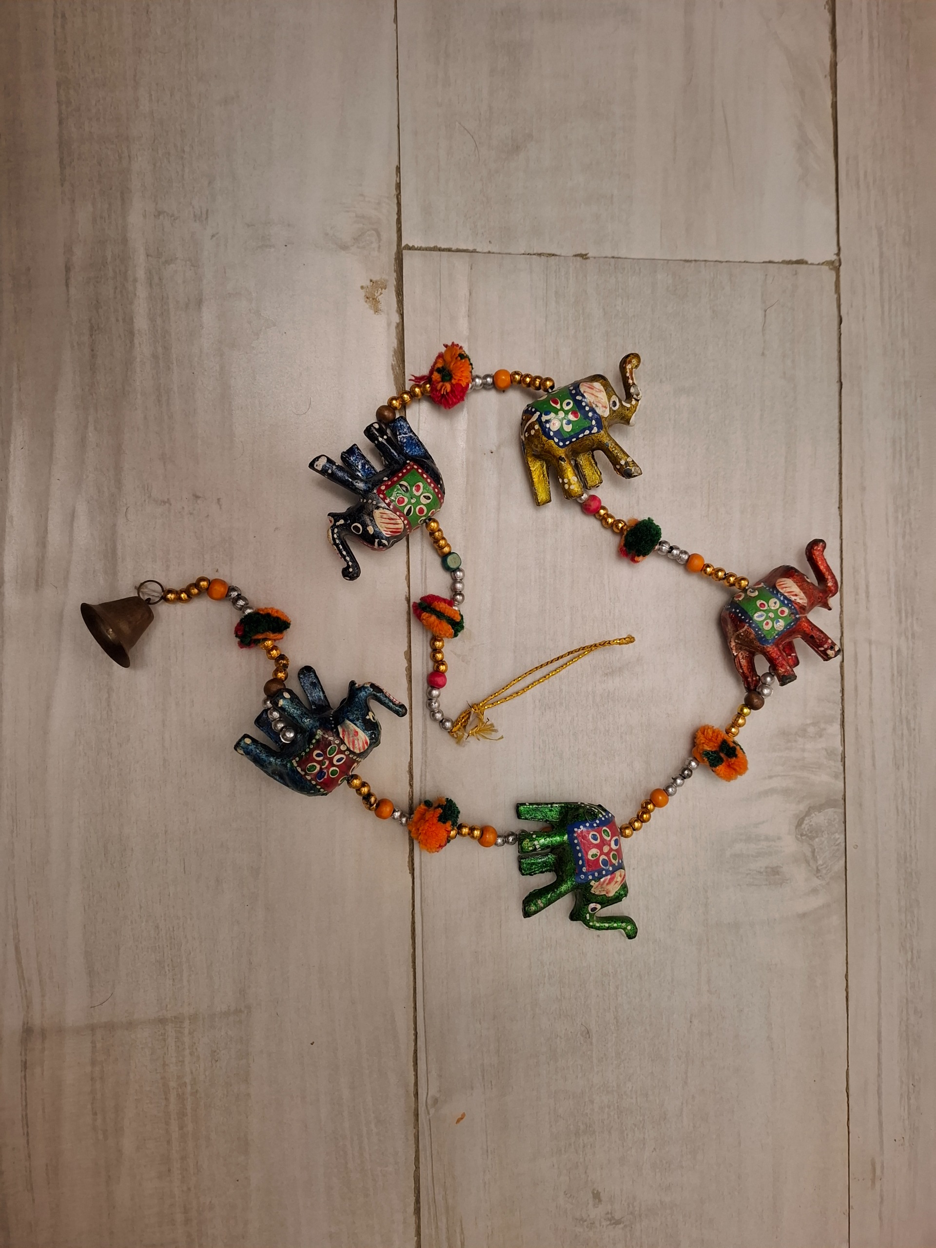 آویز دکوری تزئینی طرح فیل های هندی بنظر چوبی