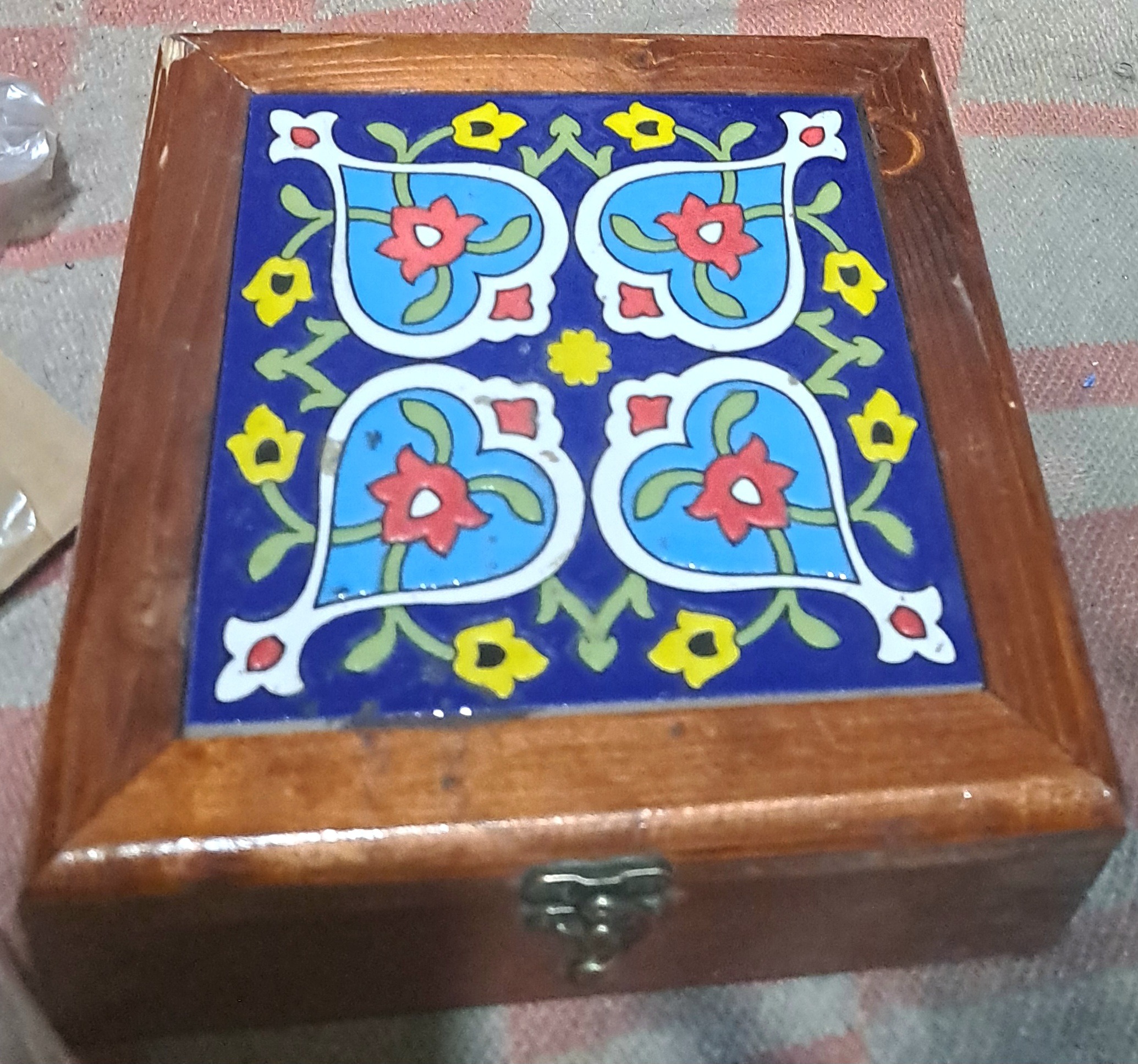 جعبه چوبی با رویه کاشی ارزشمند و کلکسیونی