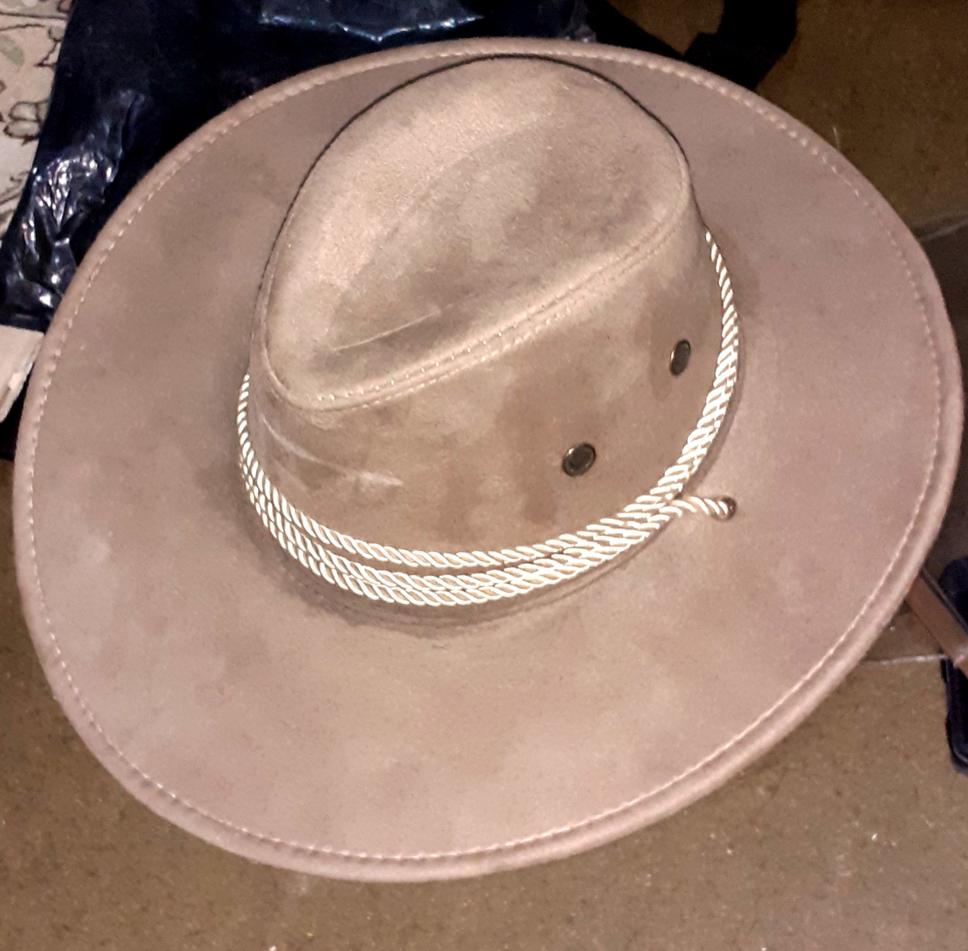 کلاه کابوی مخمل قدیمی