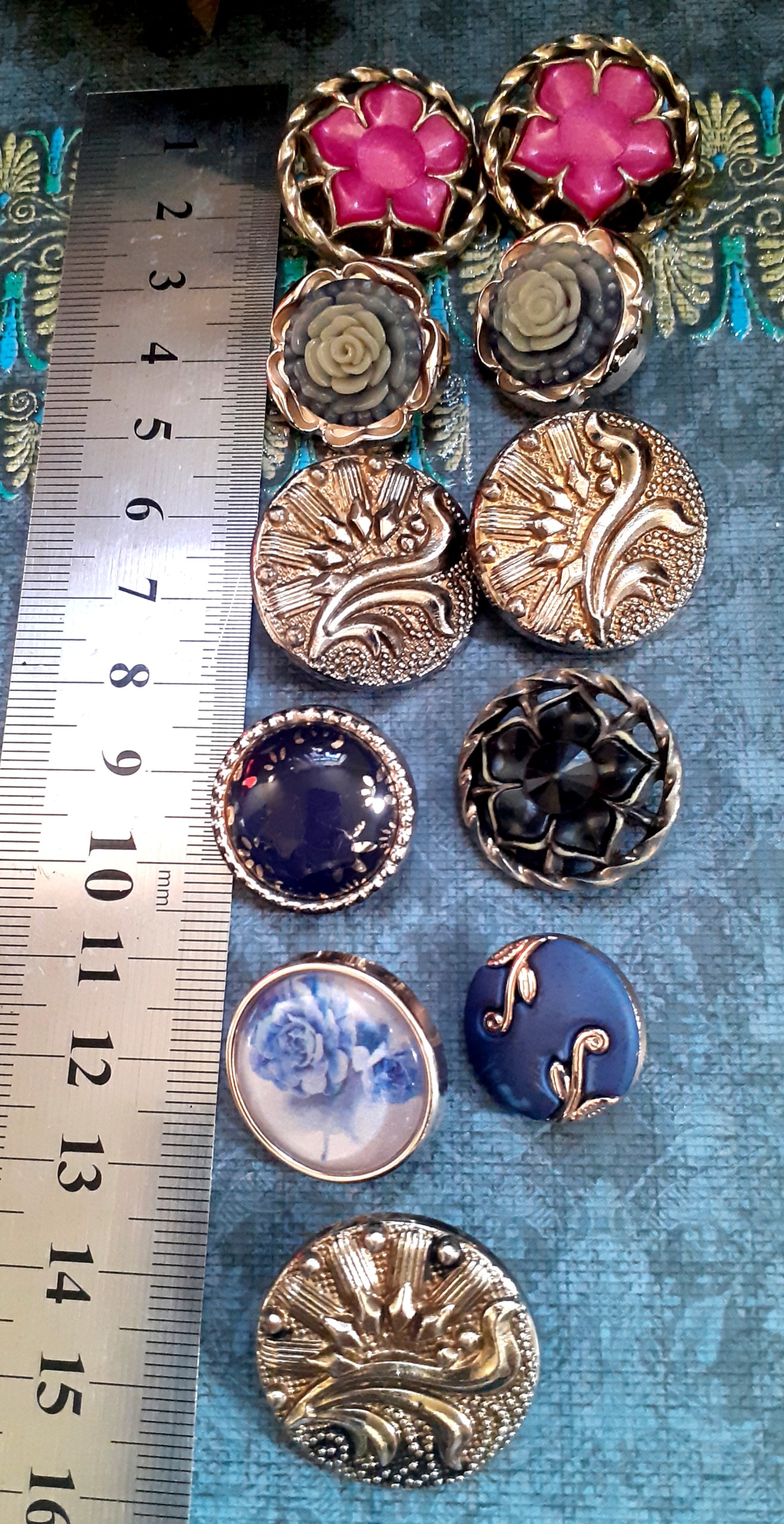 مجموعه 11 عدد دکمه قدیمی گلها