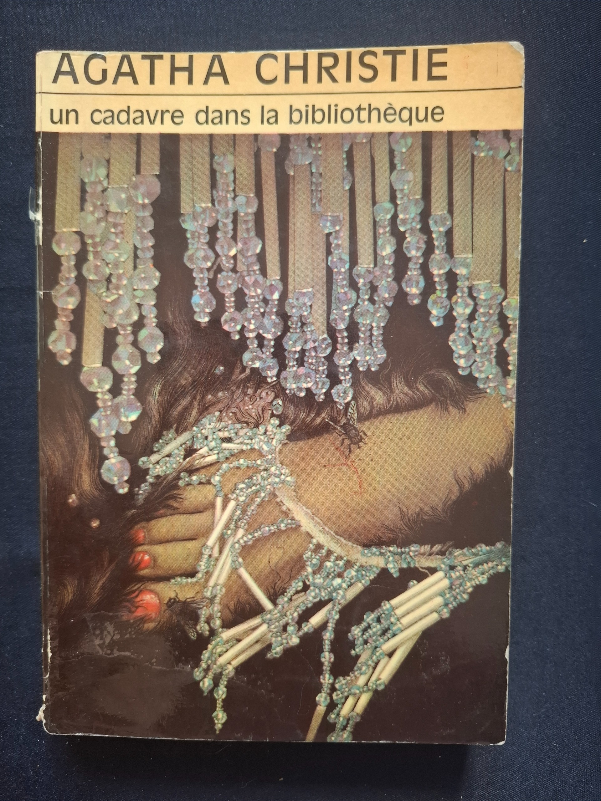 Un cadavre dans la bibliothèque فرانسه