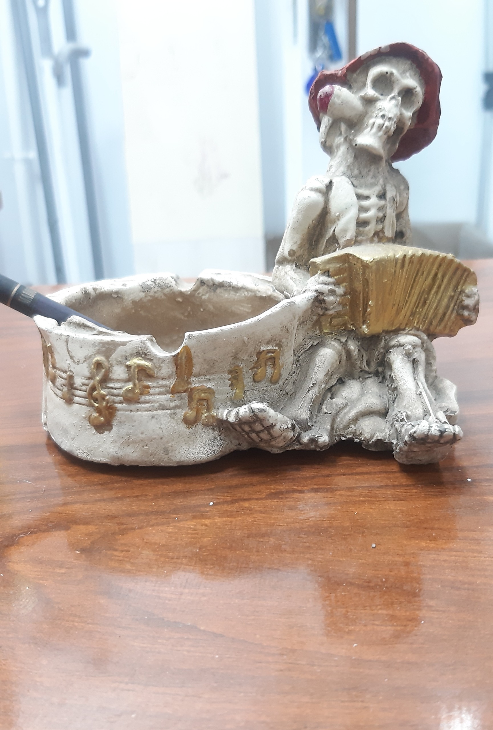 زیر سیگاریطرح اسکلت نوازنده