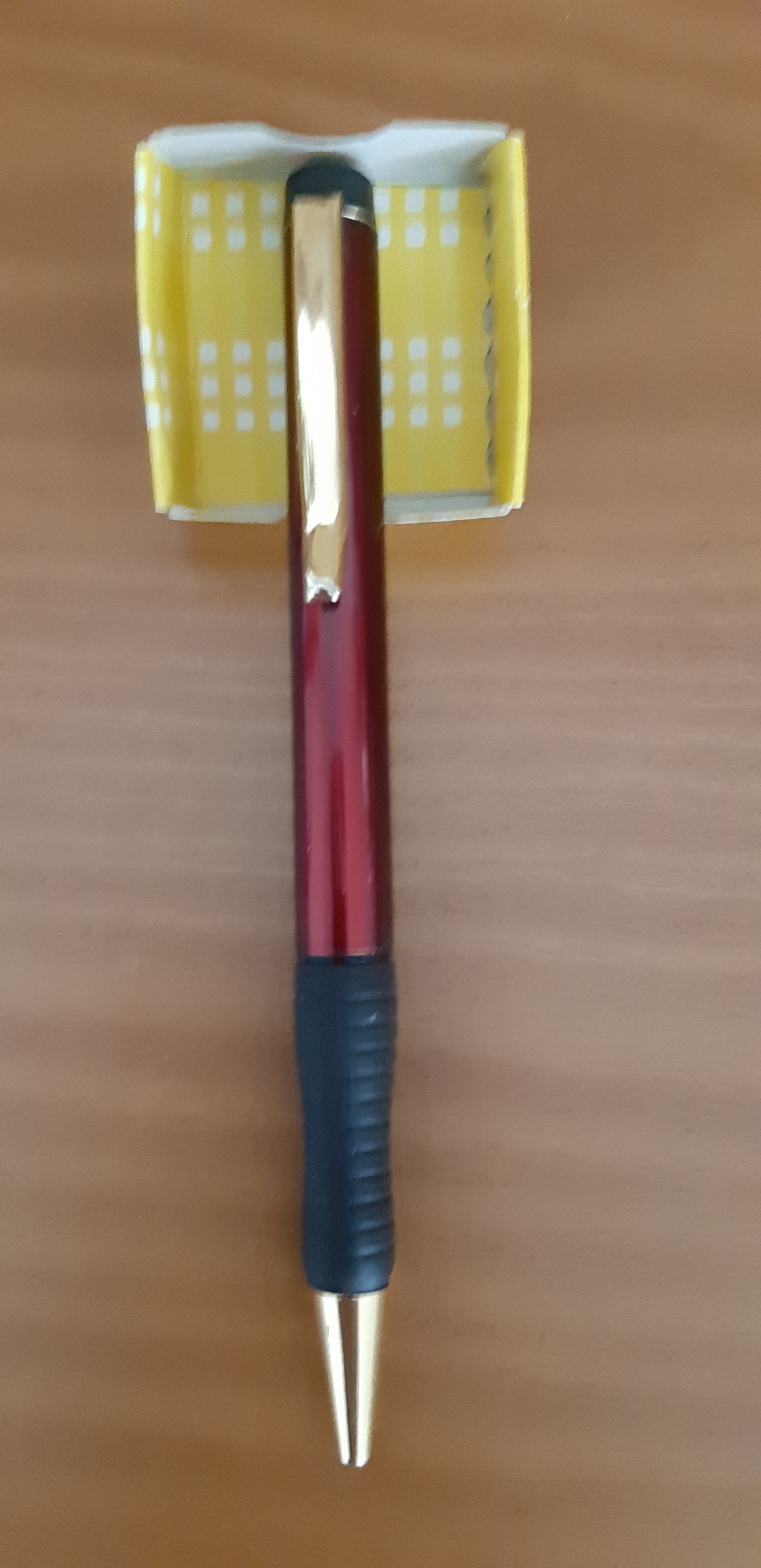 خودکار فلزی پیچی قرمز رنگ