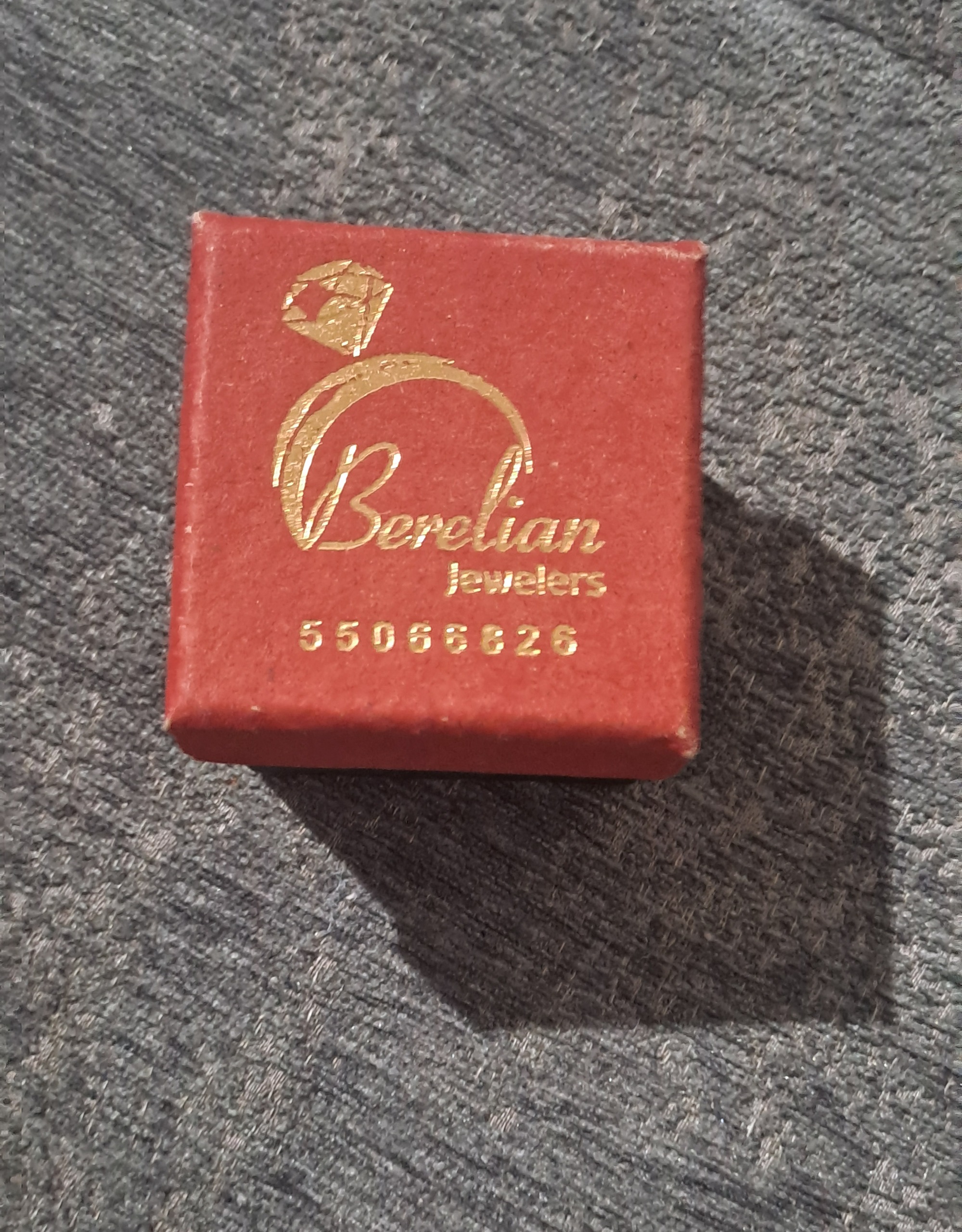 جعبه انگشتر قرمز