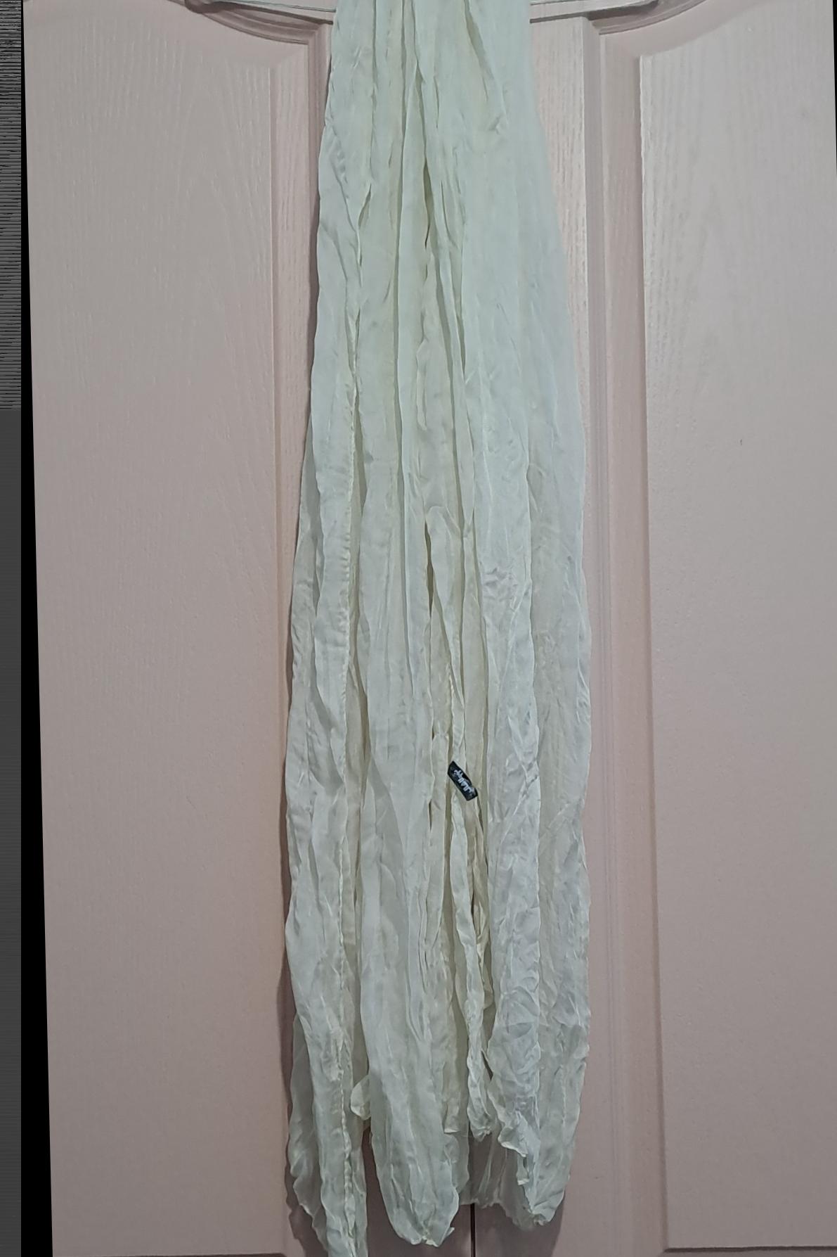 شال حریر نازک چوروک شیری رنگ برند نولاشال