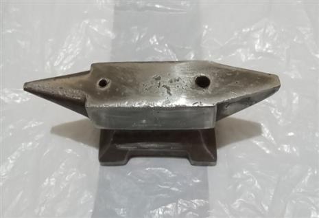 تصویر سندان قدیمی آنتیک 