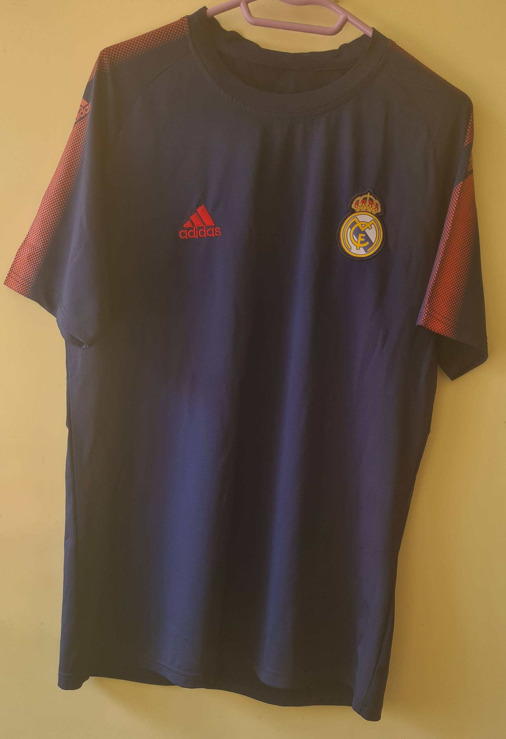 تیشرت اسپرت با نماد باشگاه رئال مادرید