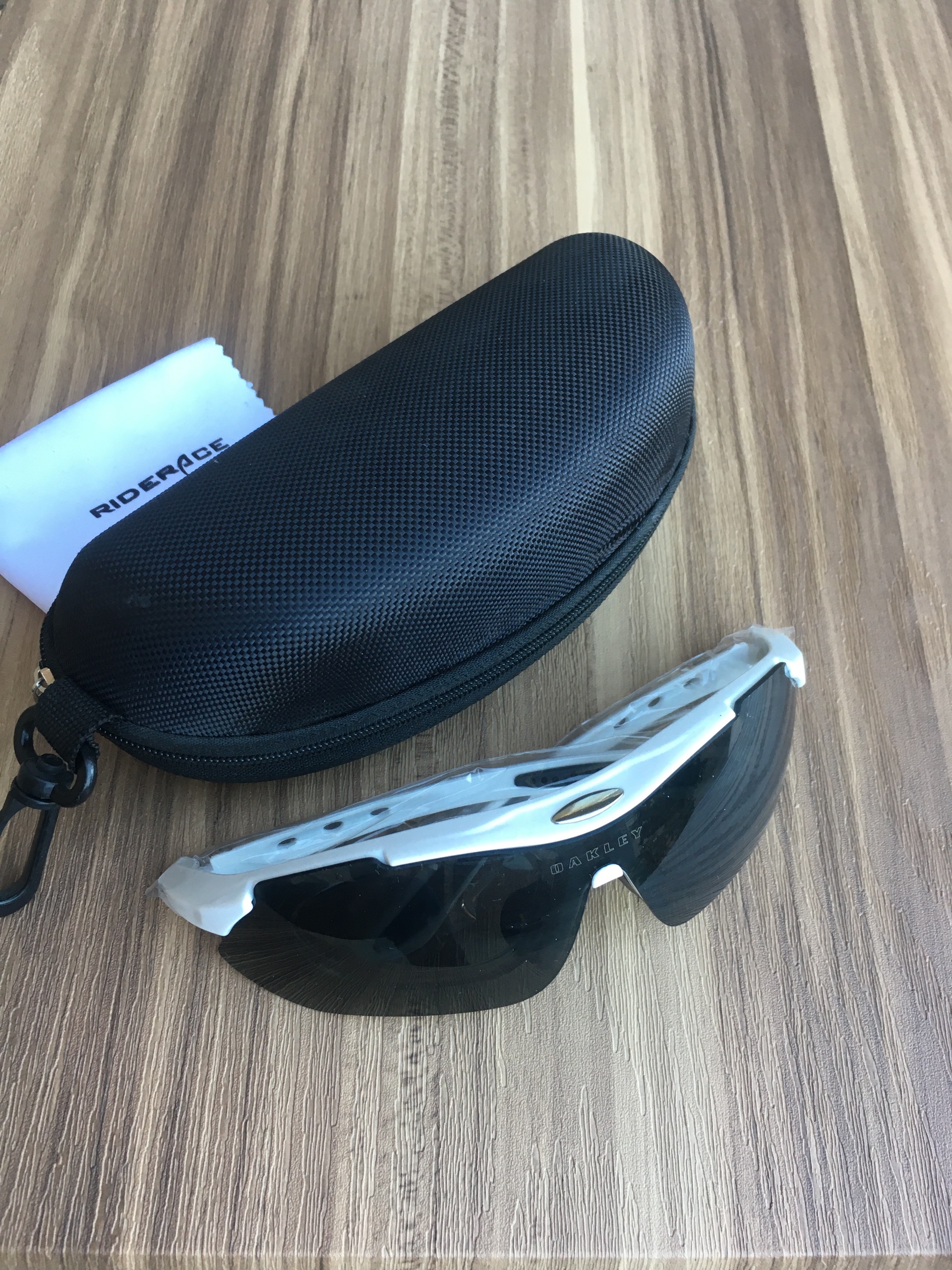 عینک ورزشی Oakley همراه با کیف و دسمال