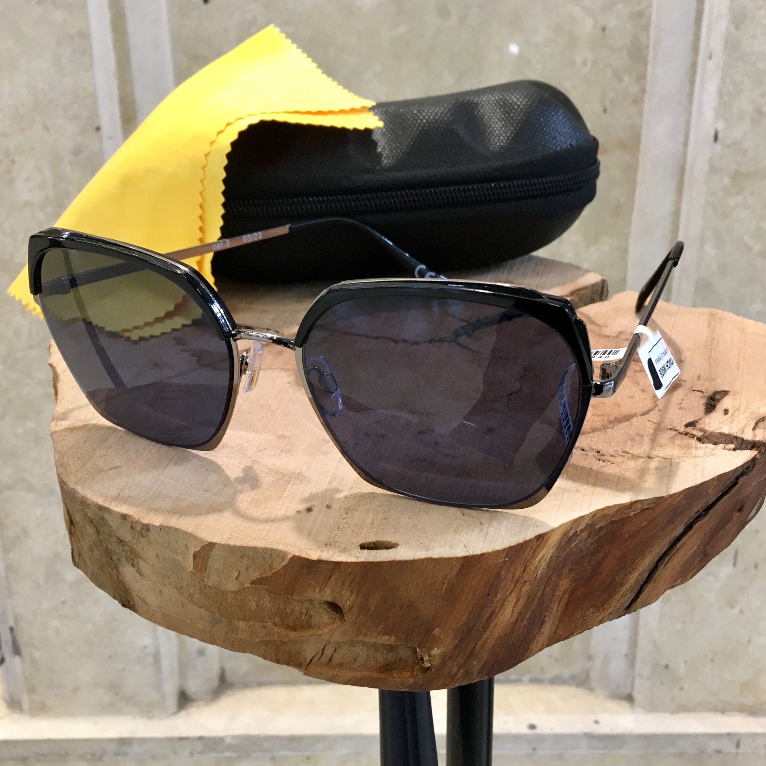 عینک آفتابی زنانه استوک آکبند فروشگاهی