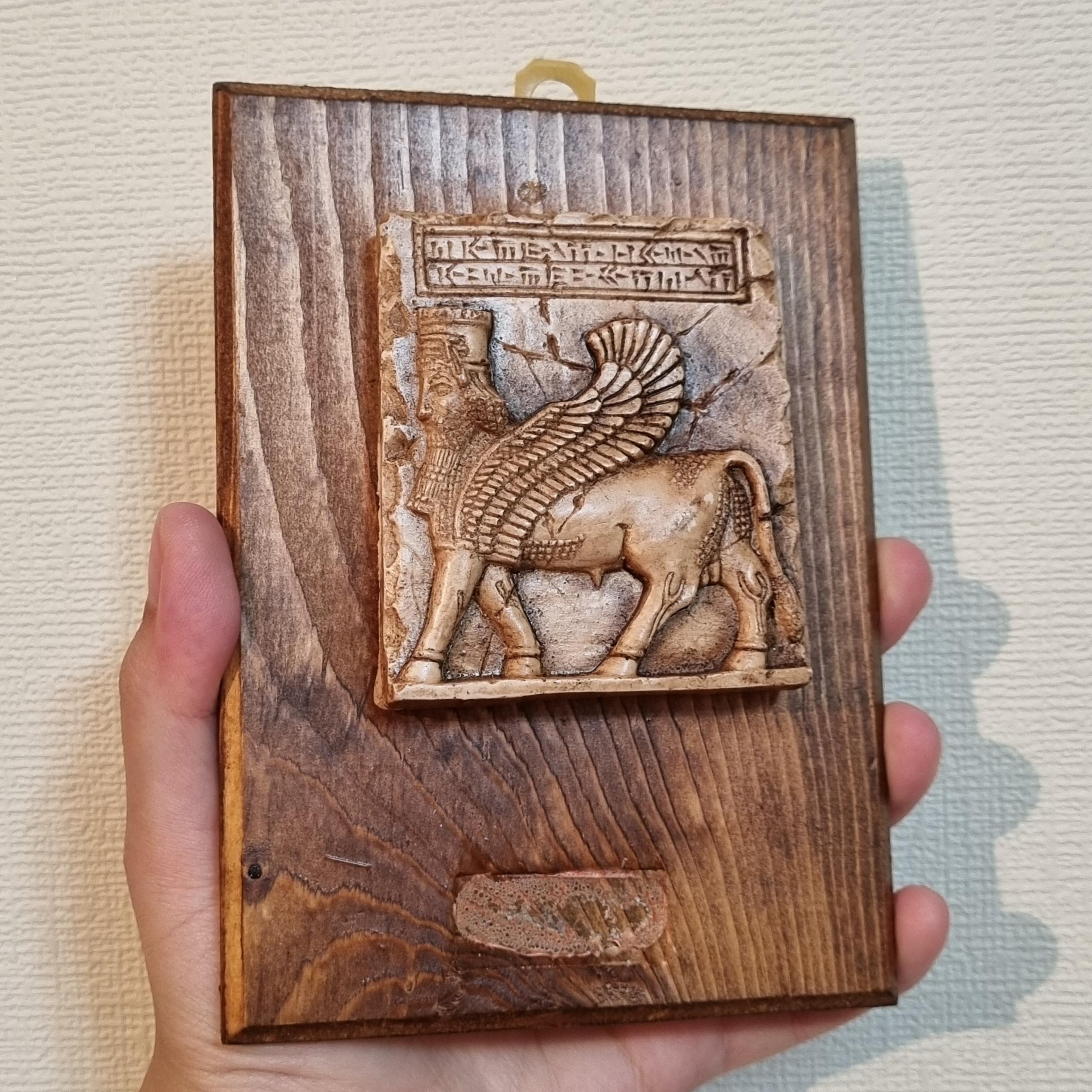 کتیبه برجسته طرح گاو بالدار تخت جمشید (لاماسو)