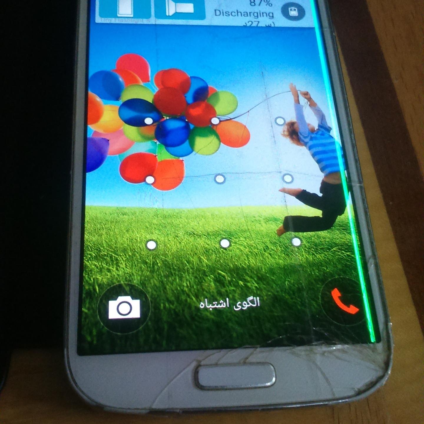 سامسونگ S4 فقط کمی کناره صفحه خط دارد