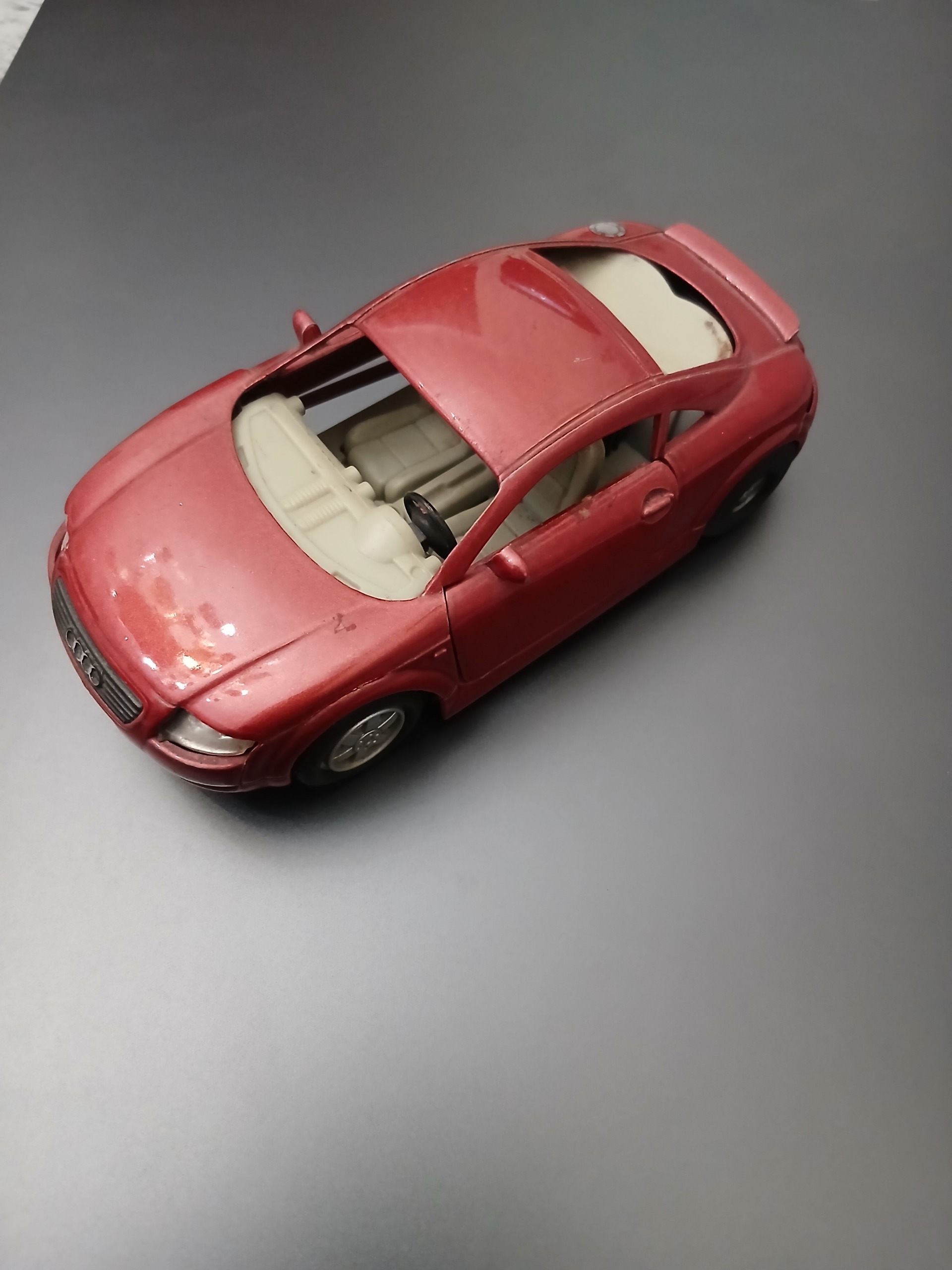 ماشین فلزی آئودی برند کینزمارت بدون شیشه