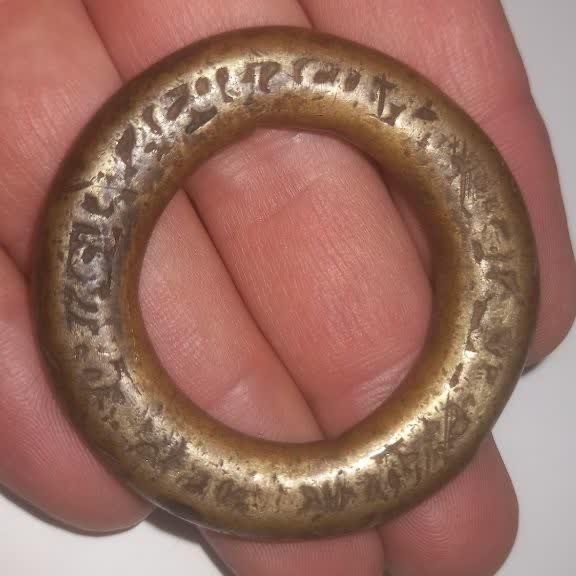 حلقه برنزی دورتادور خط کهنه