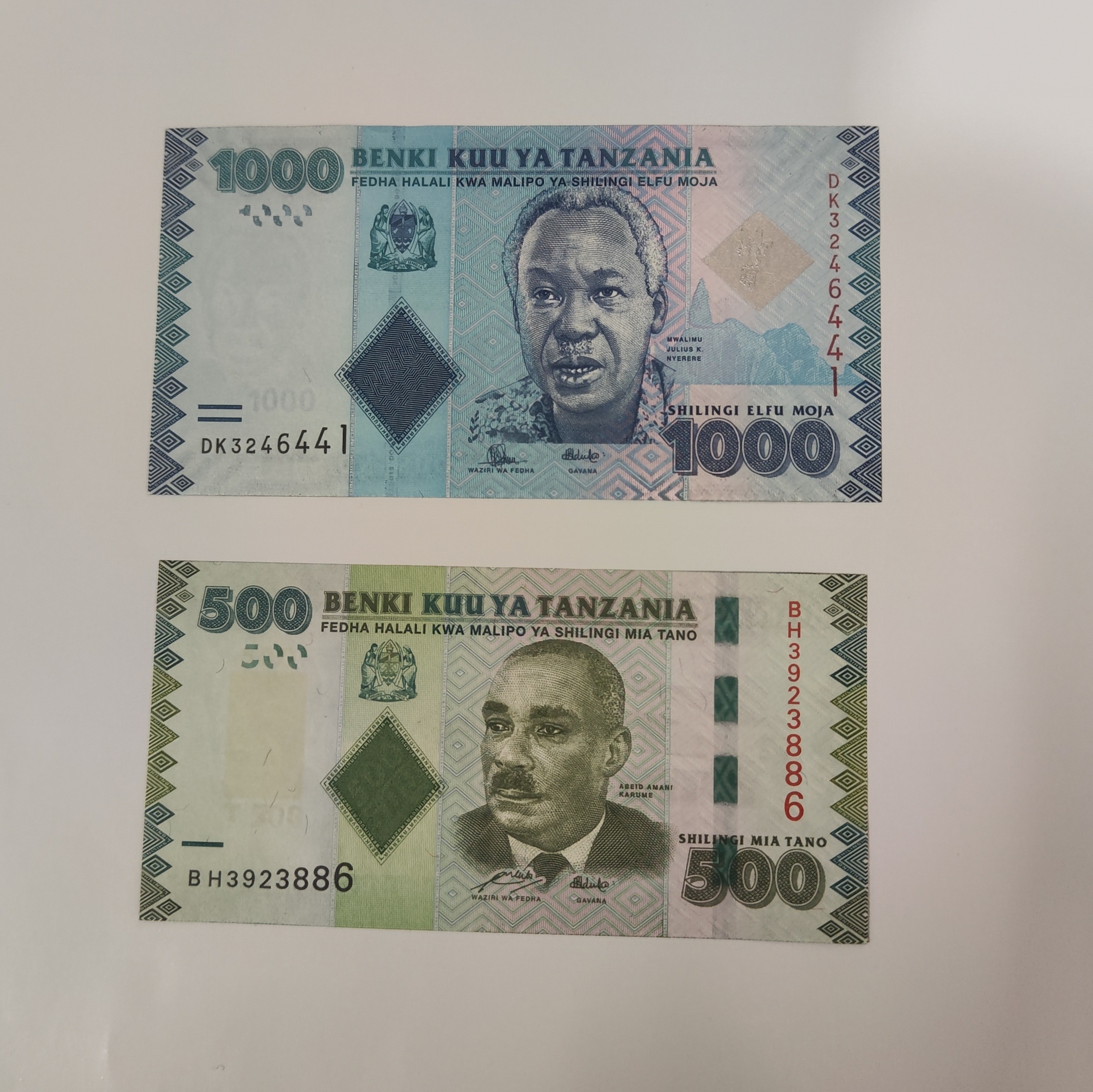 دو برگ اسکناس تانزانیا سوپربانکی