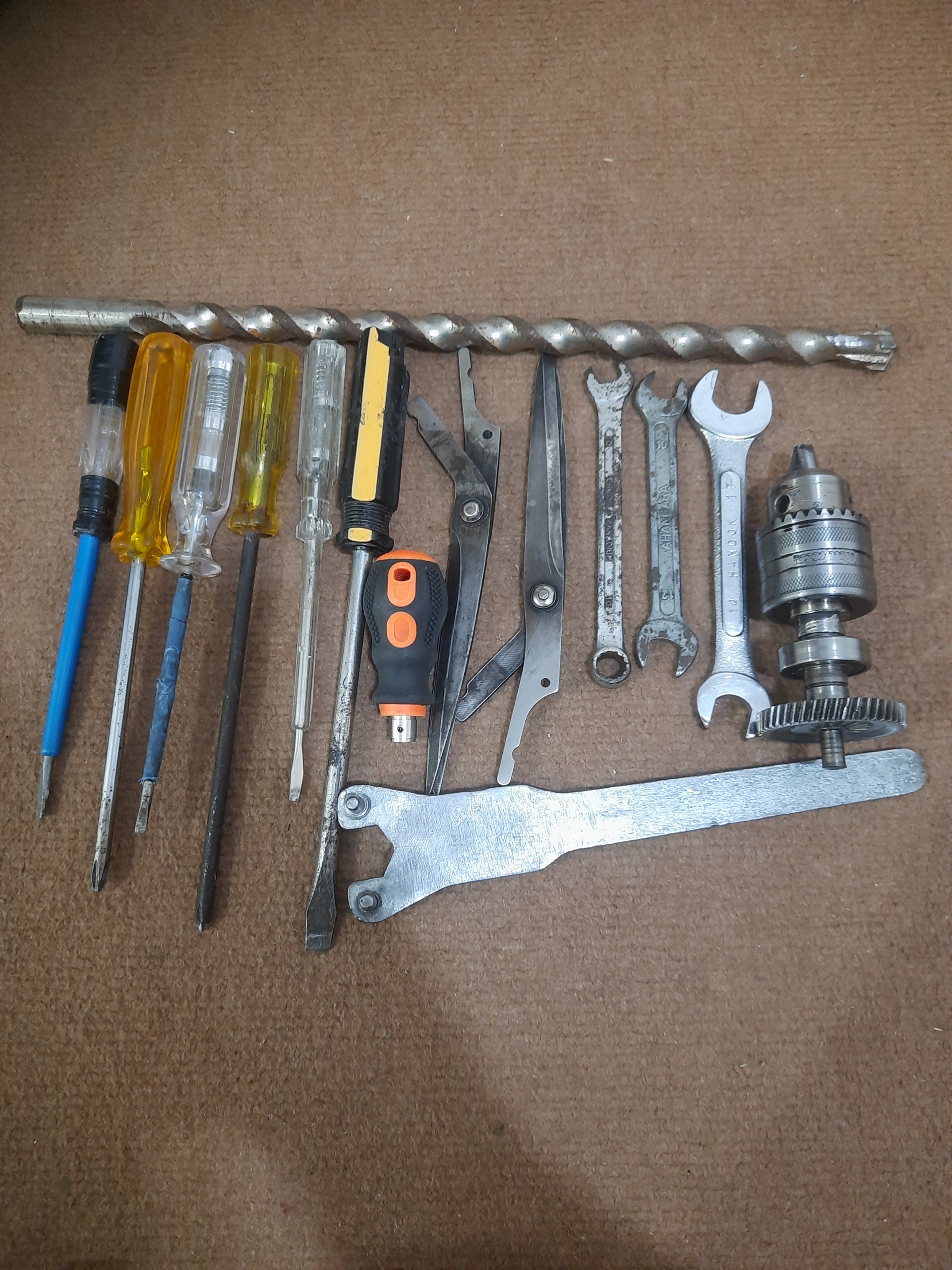 تعدادی ابزاردستی به صورت یک جا برای فروش