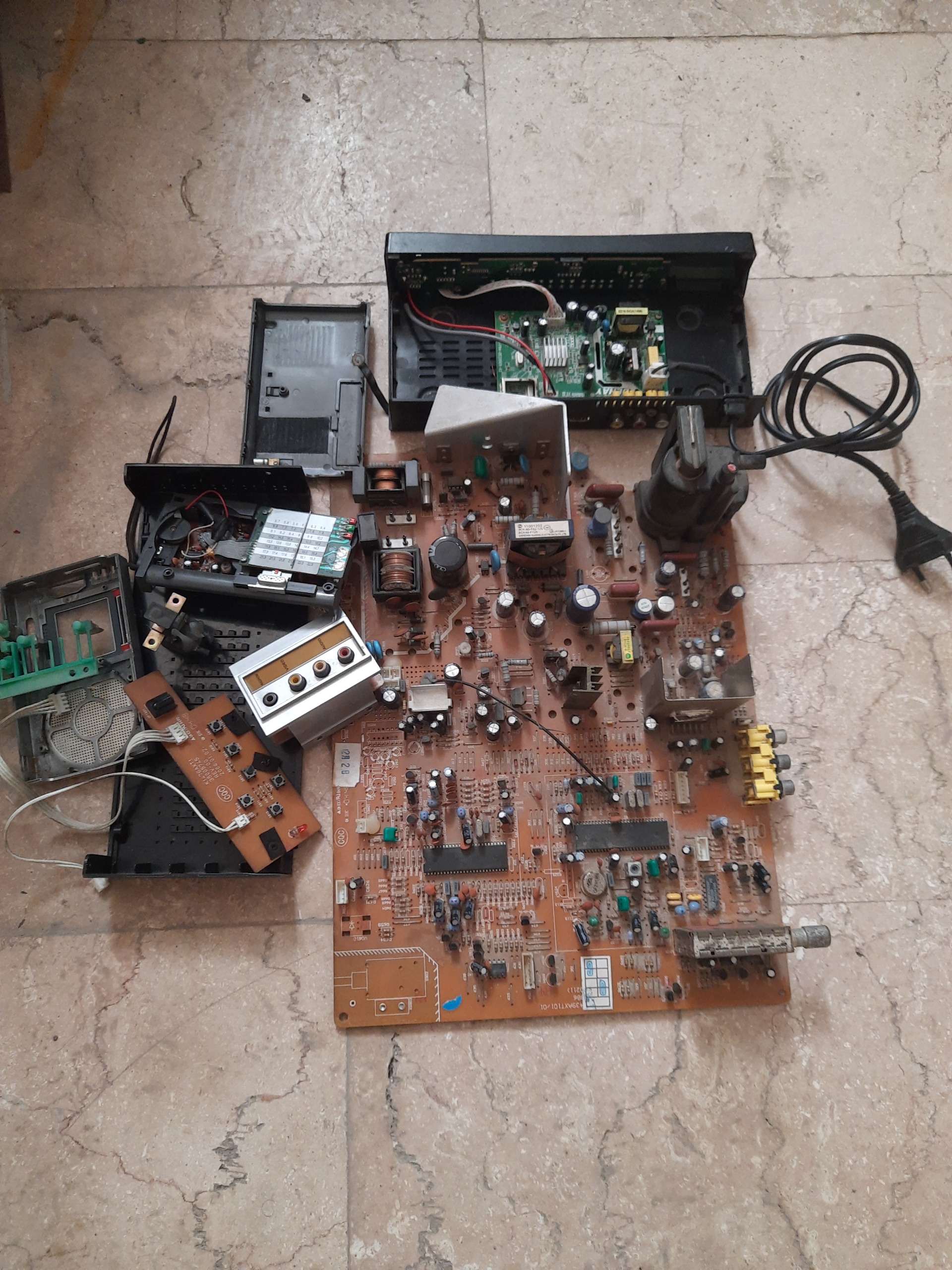 بردتلویزون14اینچ شارپ ژاپن وگیرنده دیجیتال ورادیو