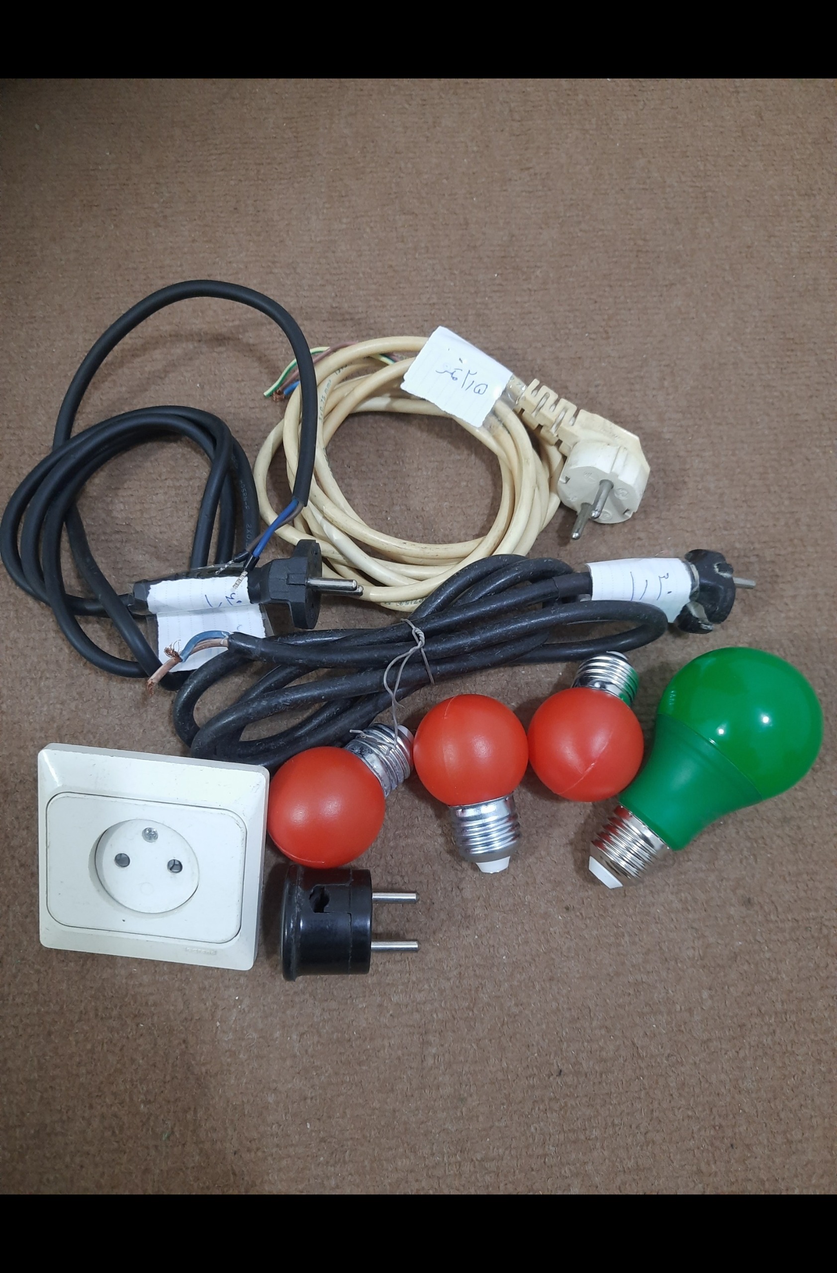 تعدادی لامپ وکابل دوشاخه دار