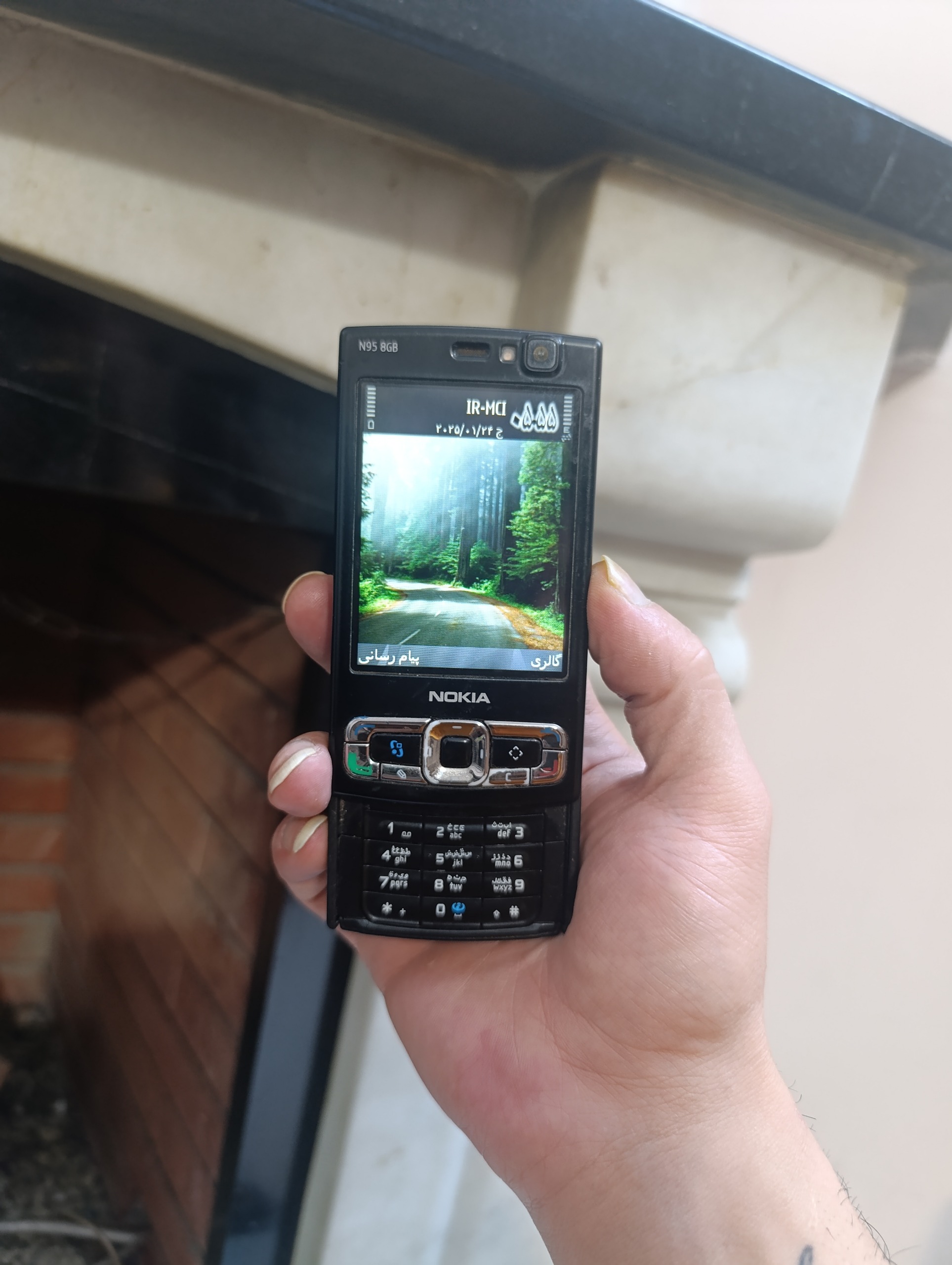 مزایده گوشیn95i,8گیگ فنلانداصل بامتعلقات کامل فول