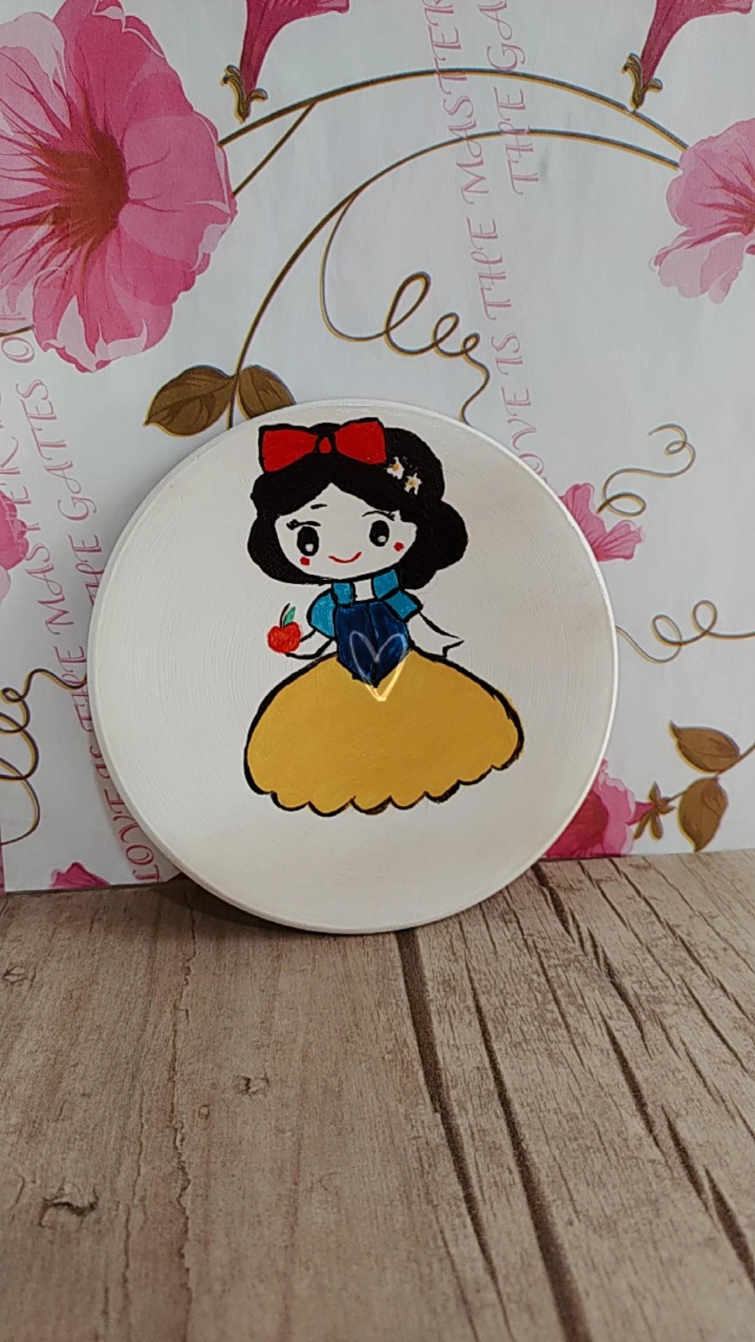 دیوار کوب سفالی طرح سفید برفی