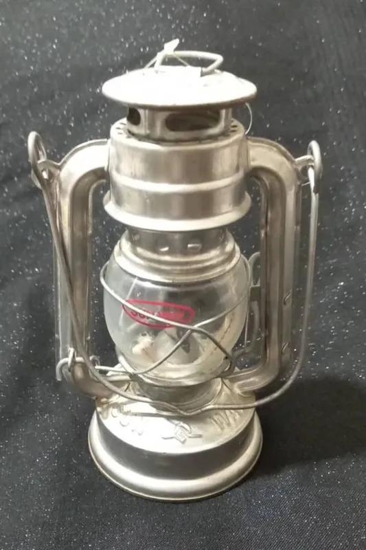 فانوس با قیف و فیتیله یدک نو کمی زنگ زدگی دارد