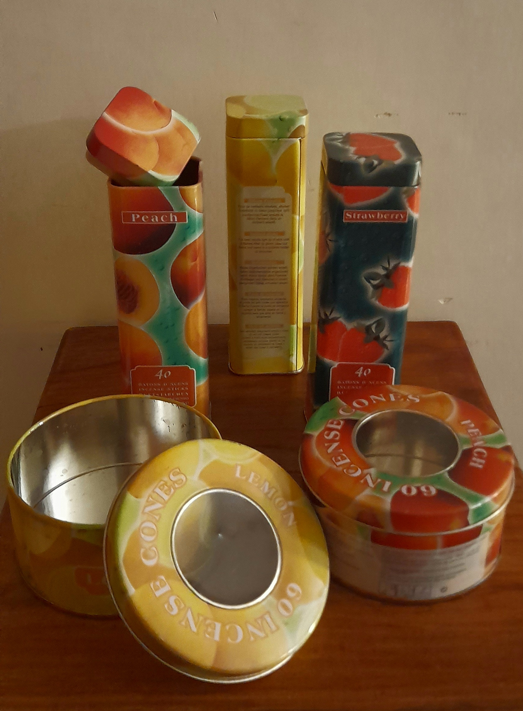 قوطی های قدیمی فلزی عود