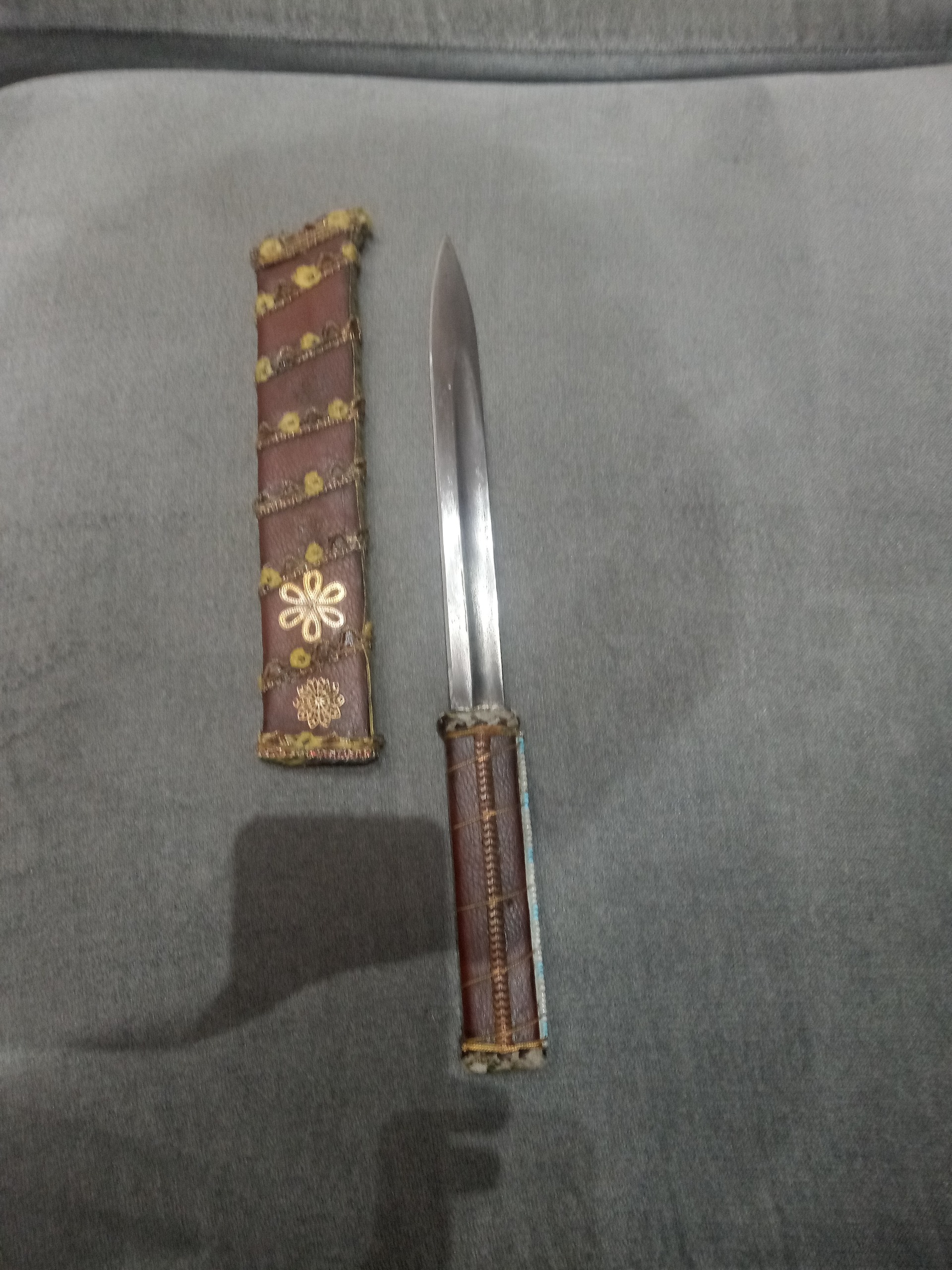چاقو کهنه دو طرف شیار دار