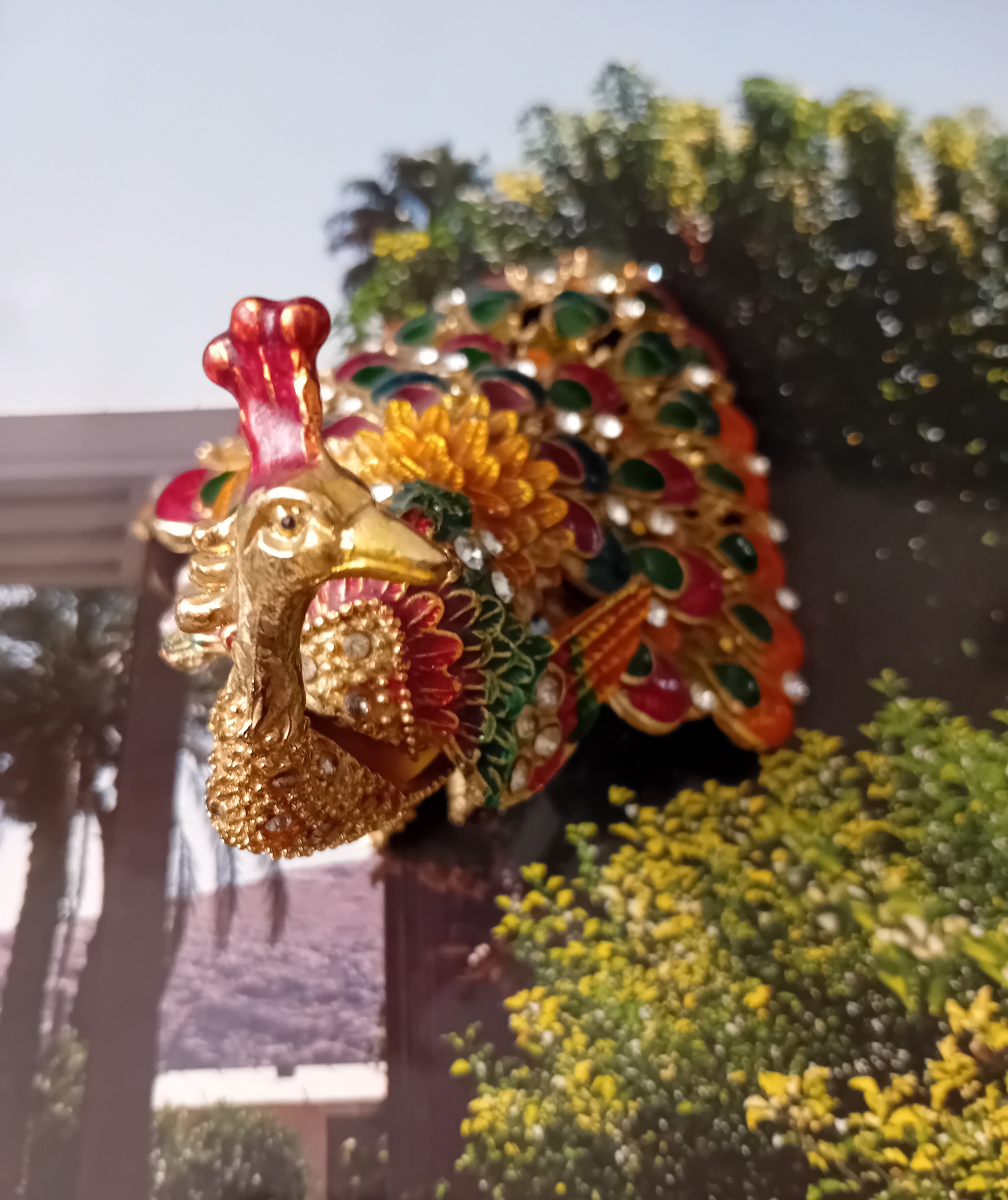 مجسمه طاووس قدیمی