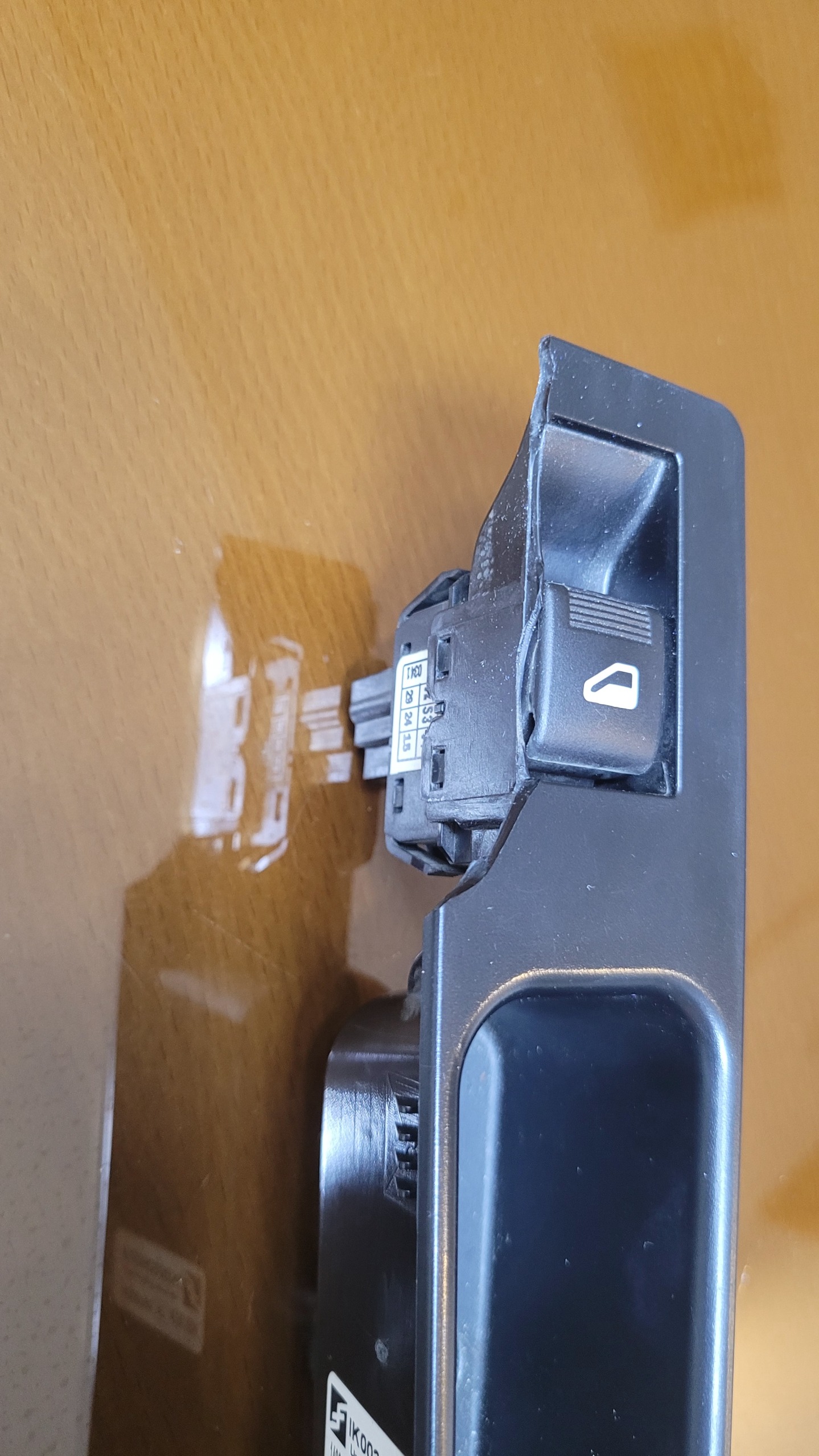 کلید شیشه بالابر در عقب دنا