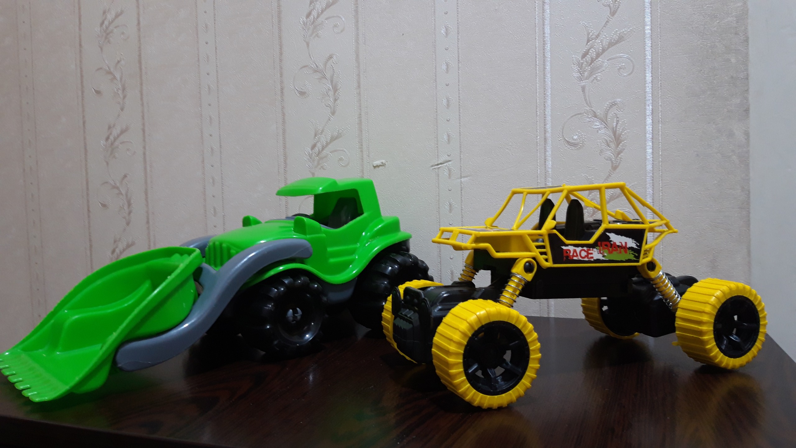 ماشین.پلاستیکی .ساده