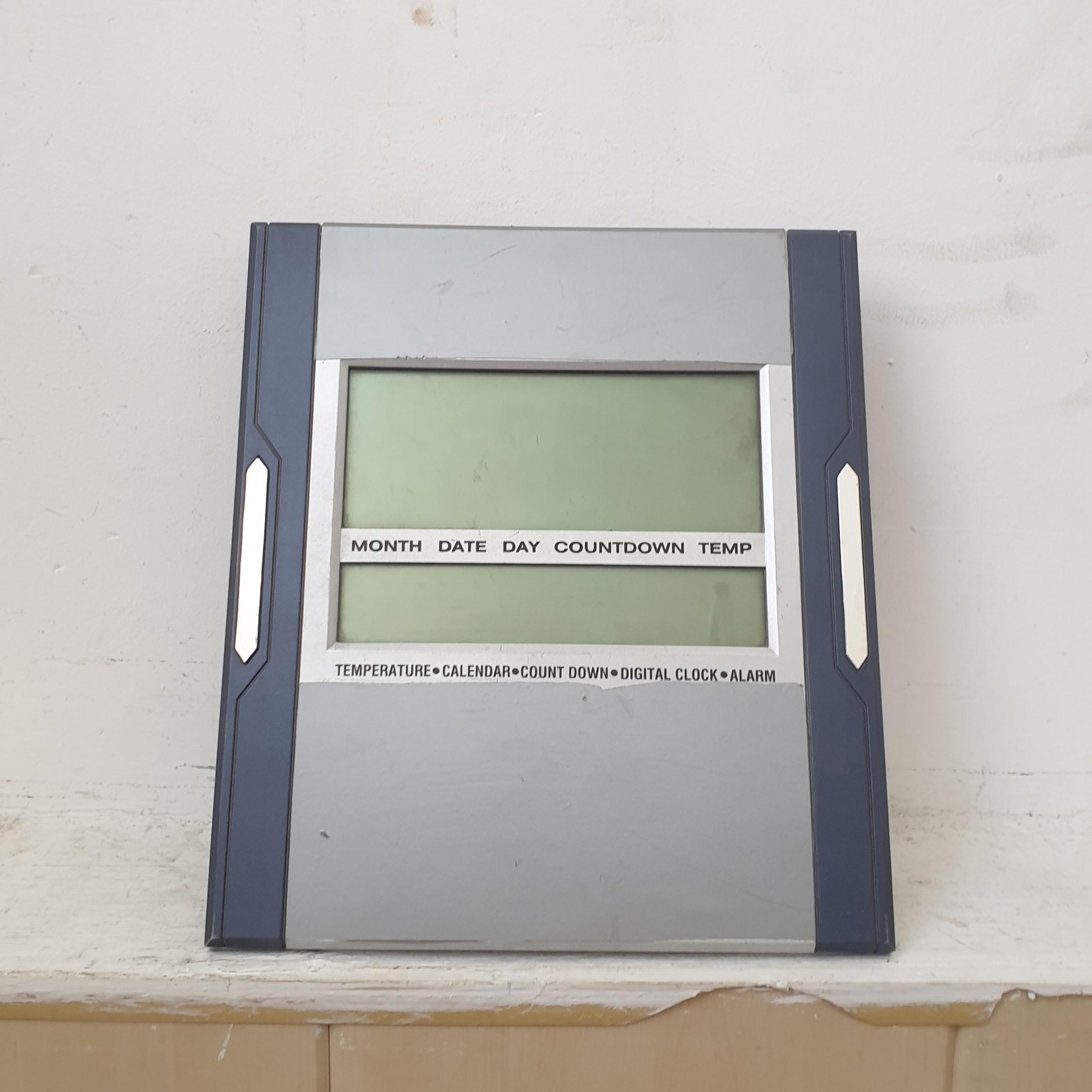 ساعت دیجیتالی قدیمی دماسنج دار