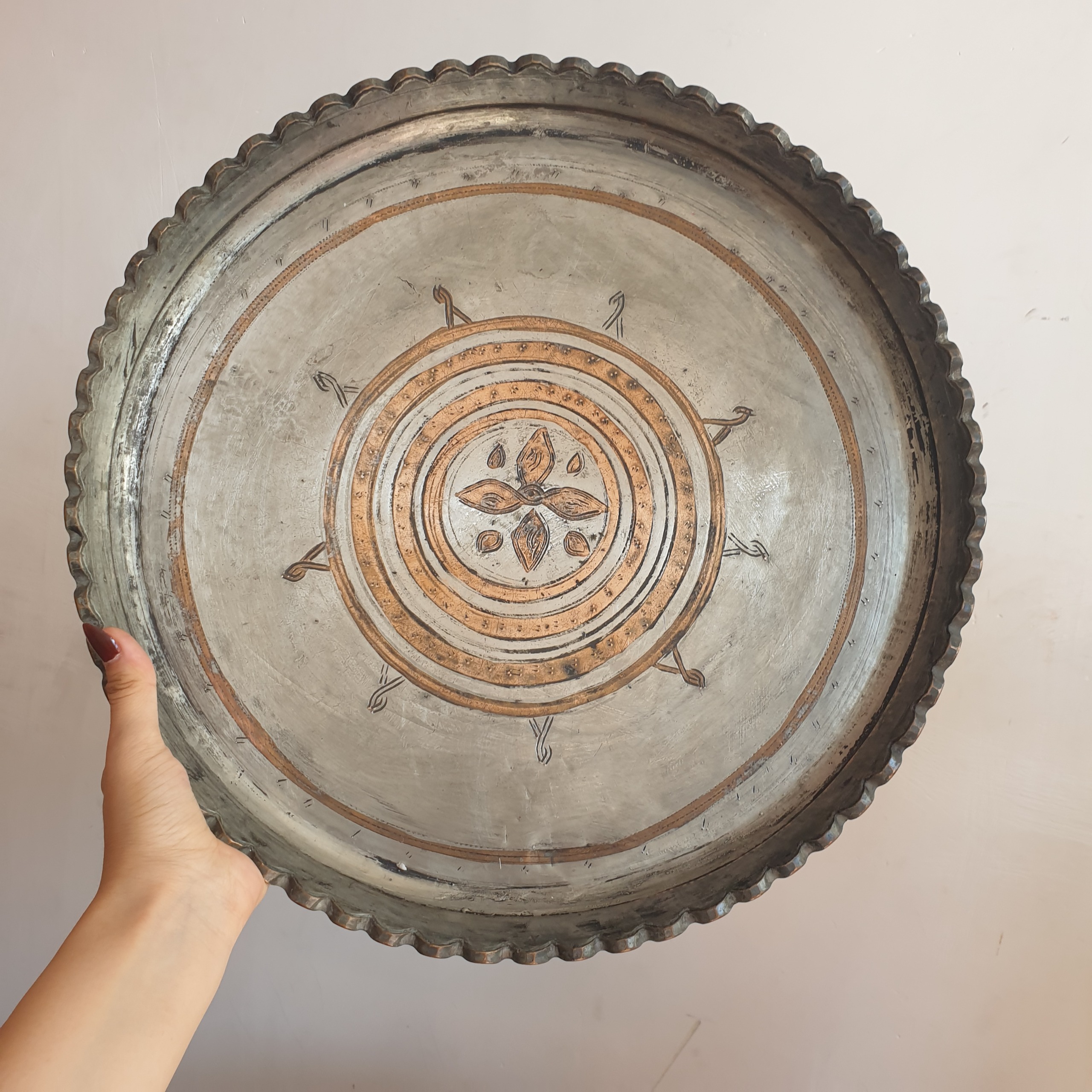 مجمع سینی مسی قدیمی خوش فرم کنگره دار قلم زنی