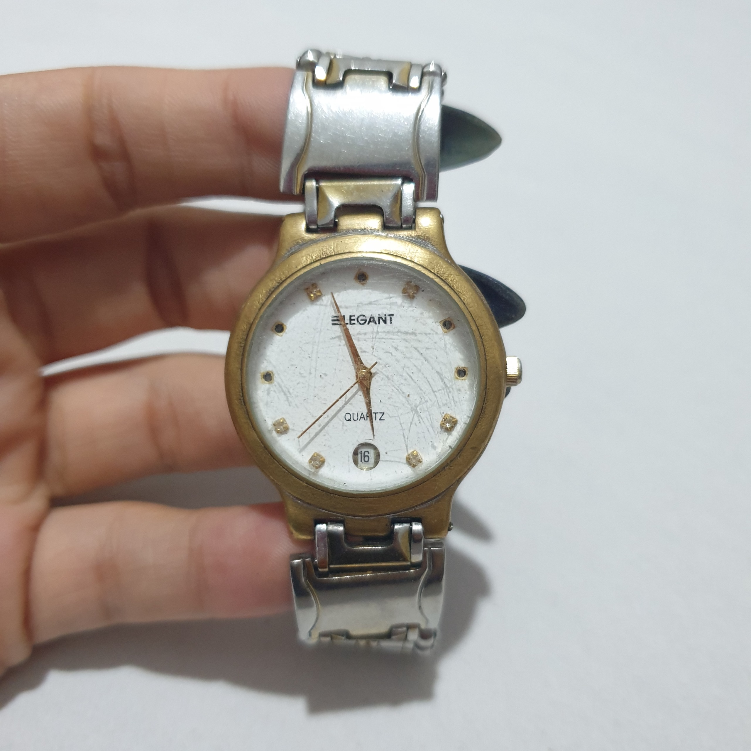 ساعت مچی قدیمی elegant دور برنجی تقویم دار