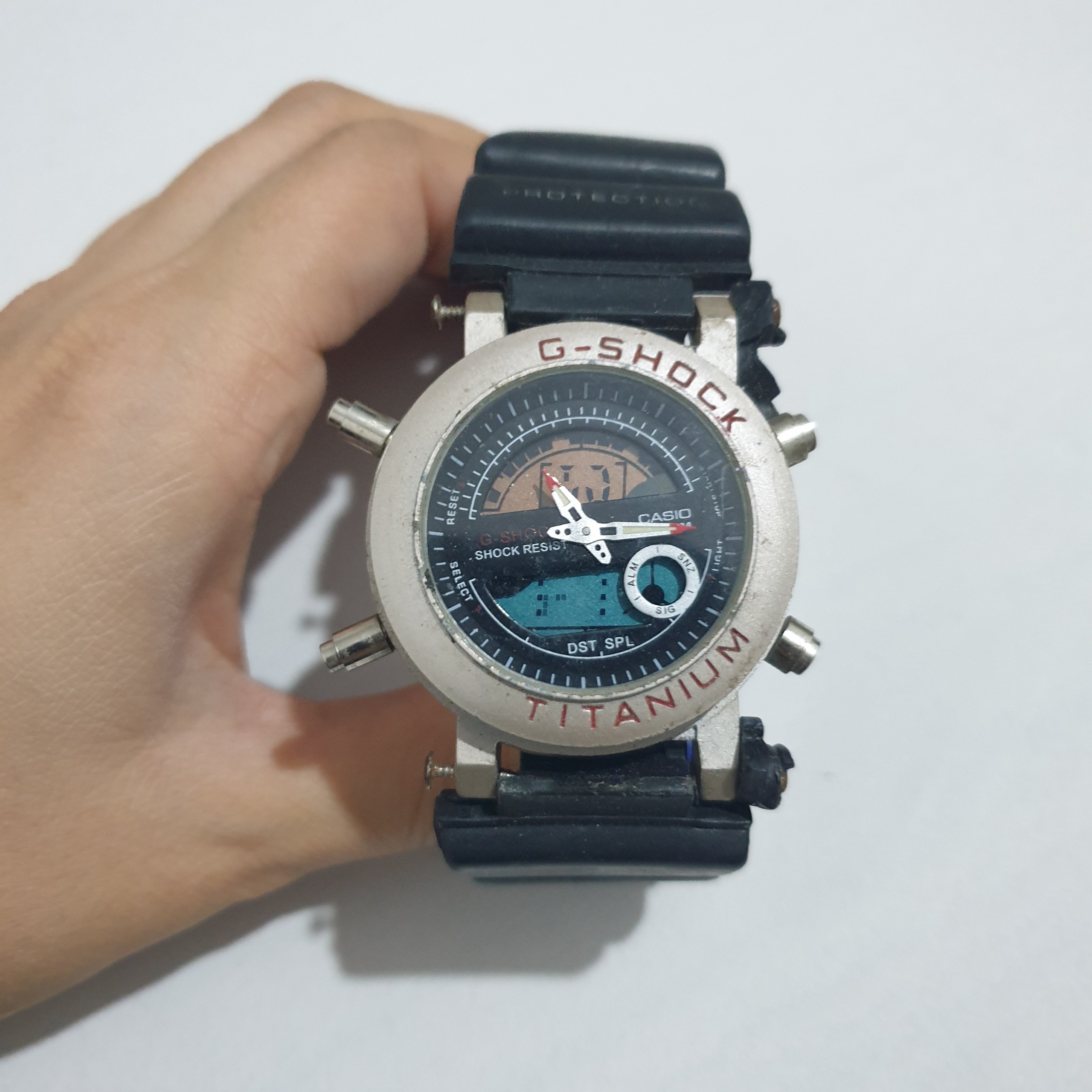 ساعت قدیمی دوزمانه G-shock