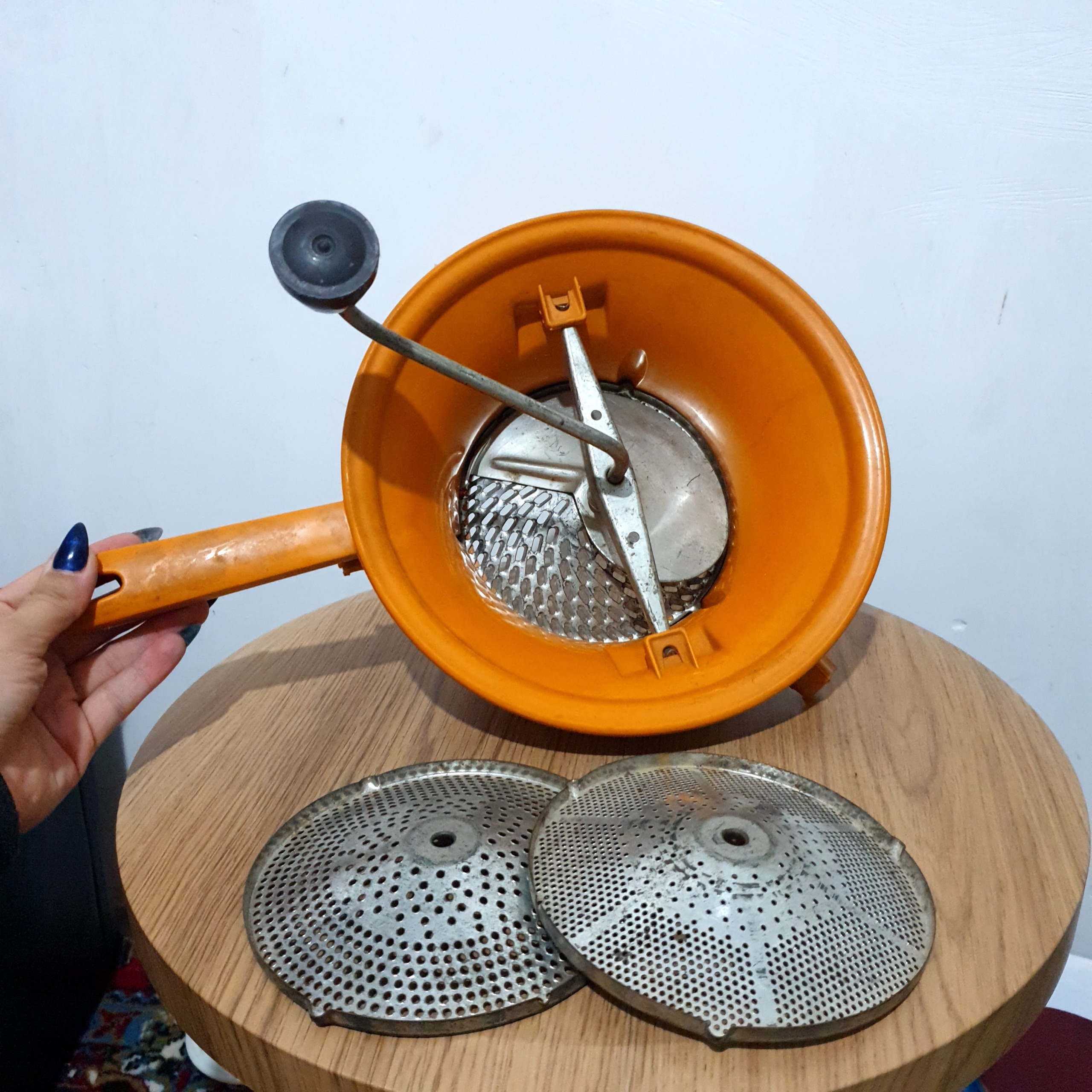 آبمیوه گیری یا آب گوجه گیری دستی قدیمی فرانسوی