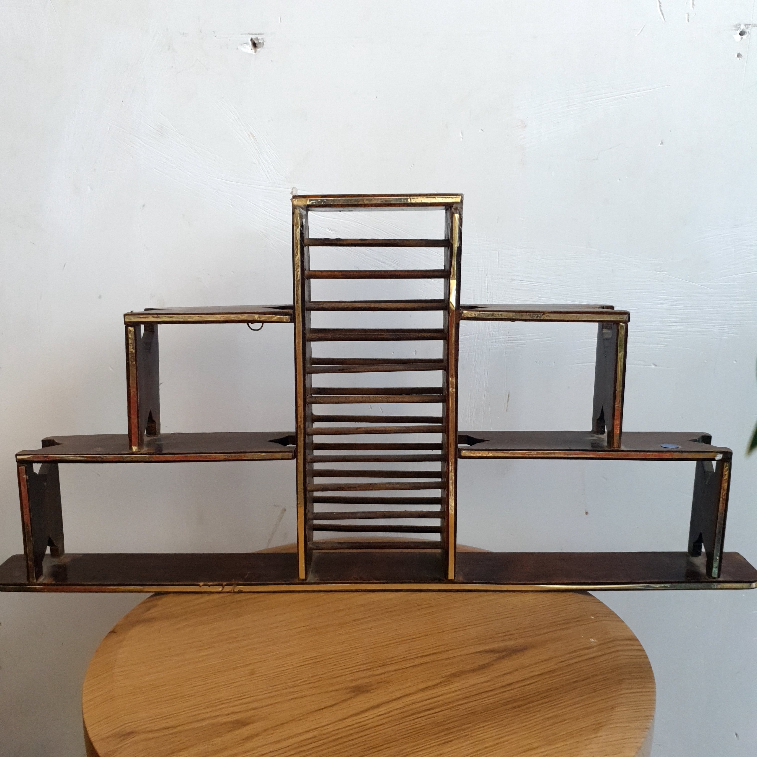 شلف یا استند چوبی