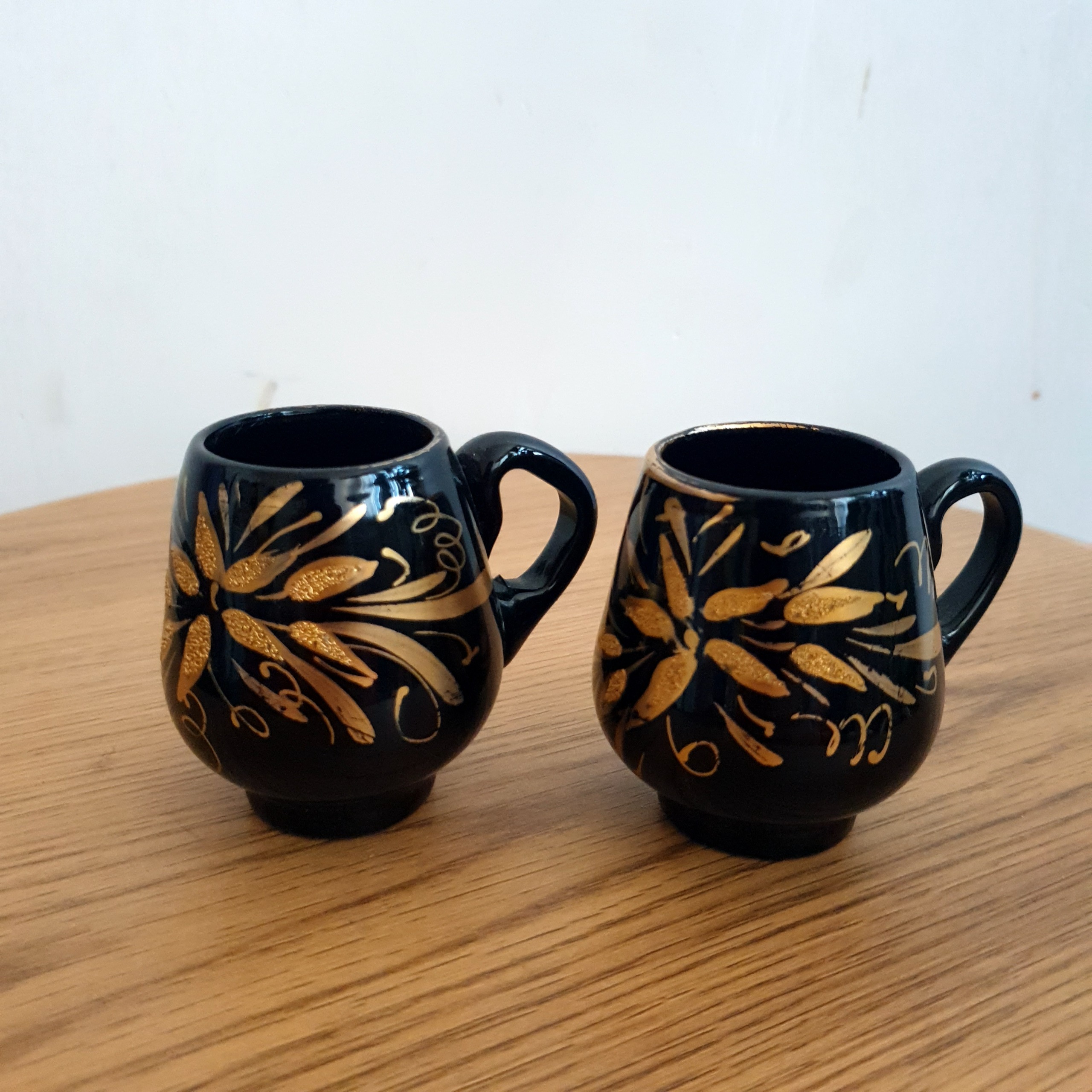 دو عدد فنجان قدیمی شیشه ای به رنگ یاقوت سیلانی