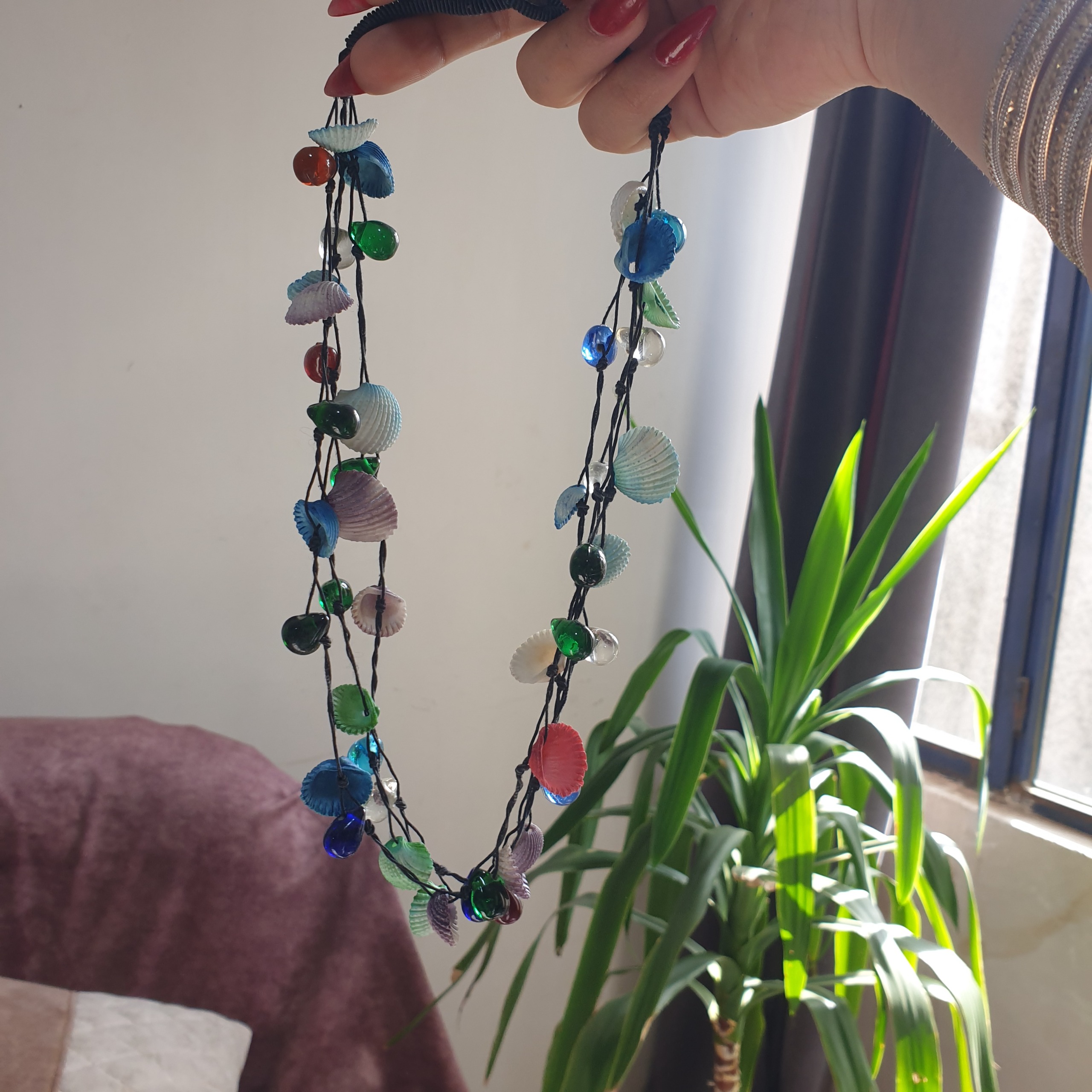 گردن آویز زیبا با سنگها و صدفهای طبیعی