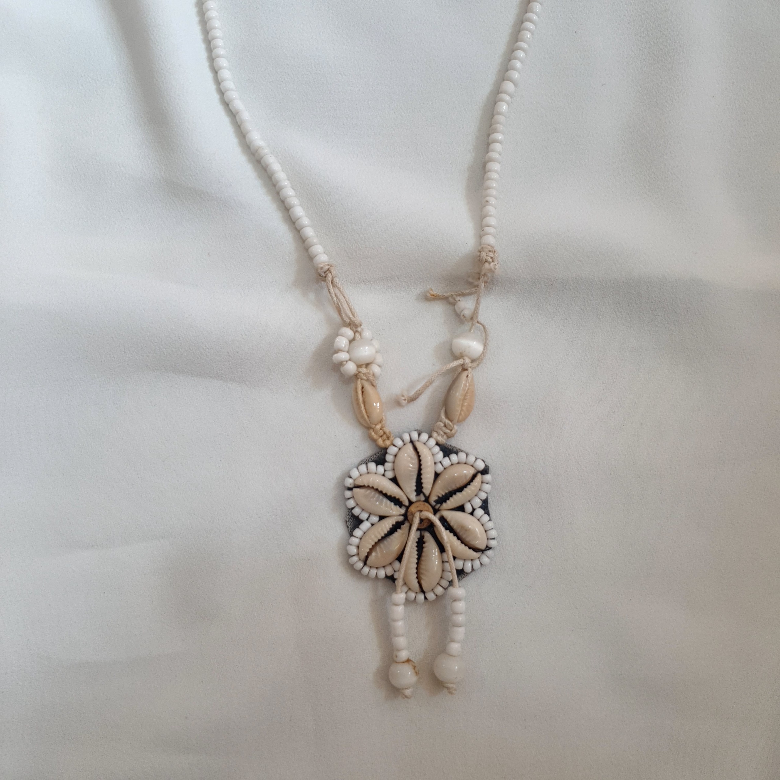 آویز زیبای منجوق بافی صدفی