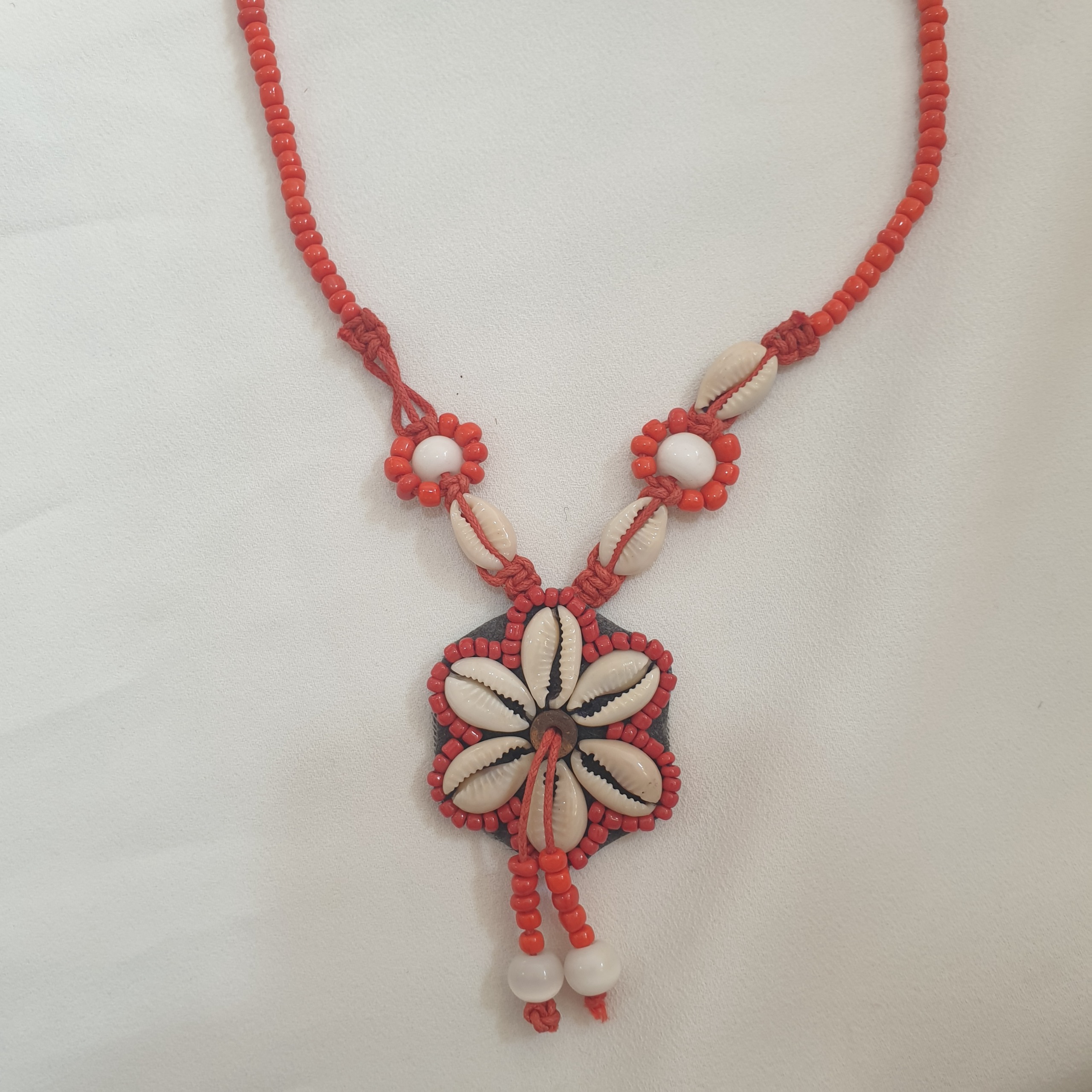 آویز قدیمی زیبای منجوق بافی صدف دار