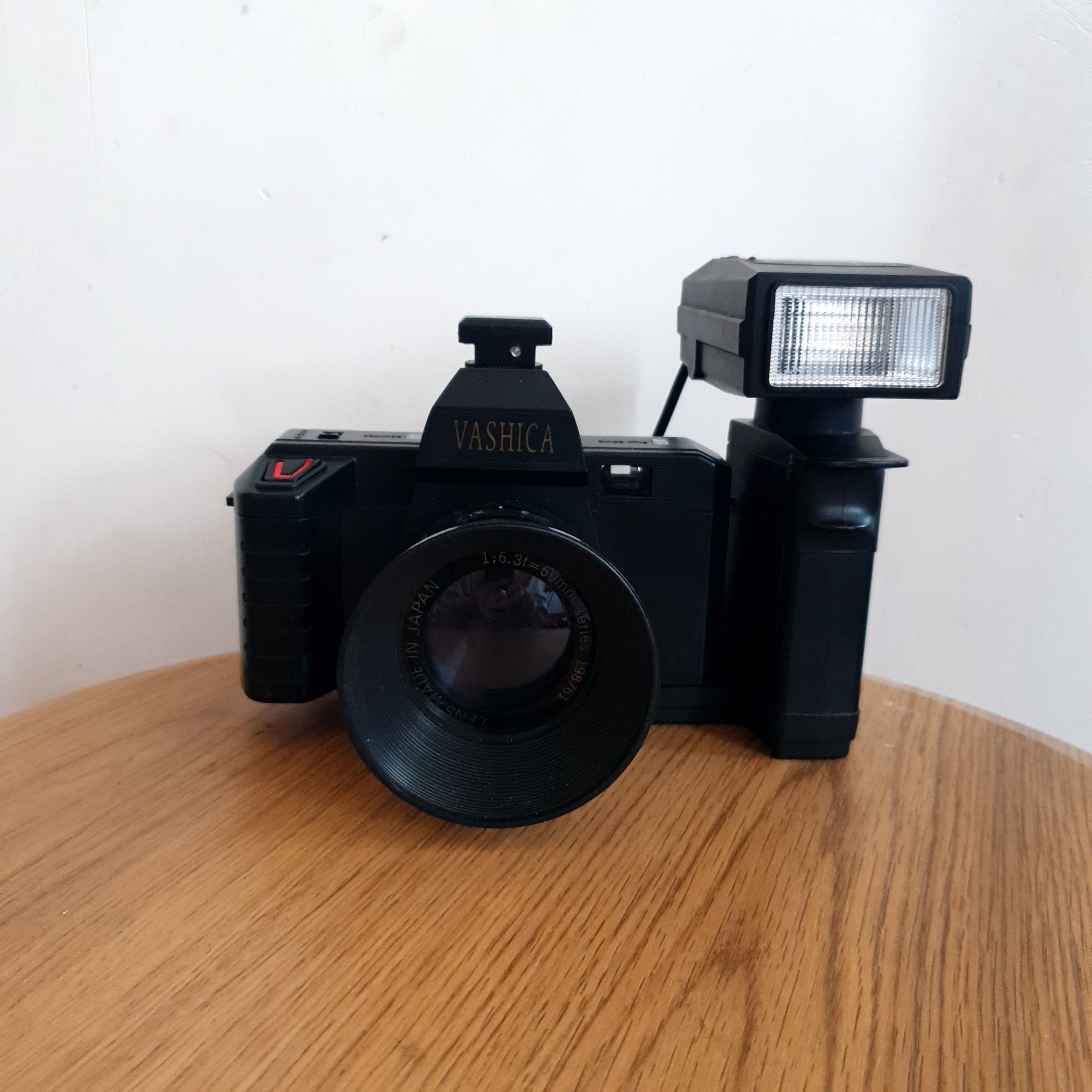 دوربین عکاسی قدیمی فلاش دار مدل خاص